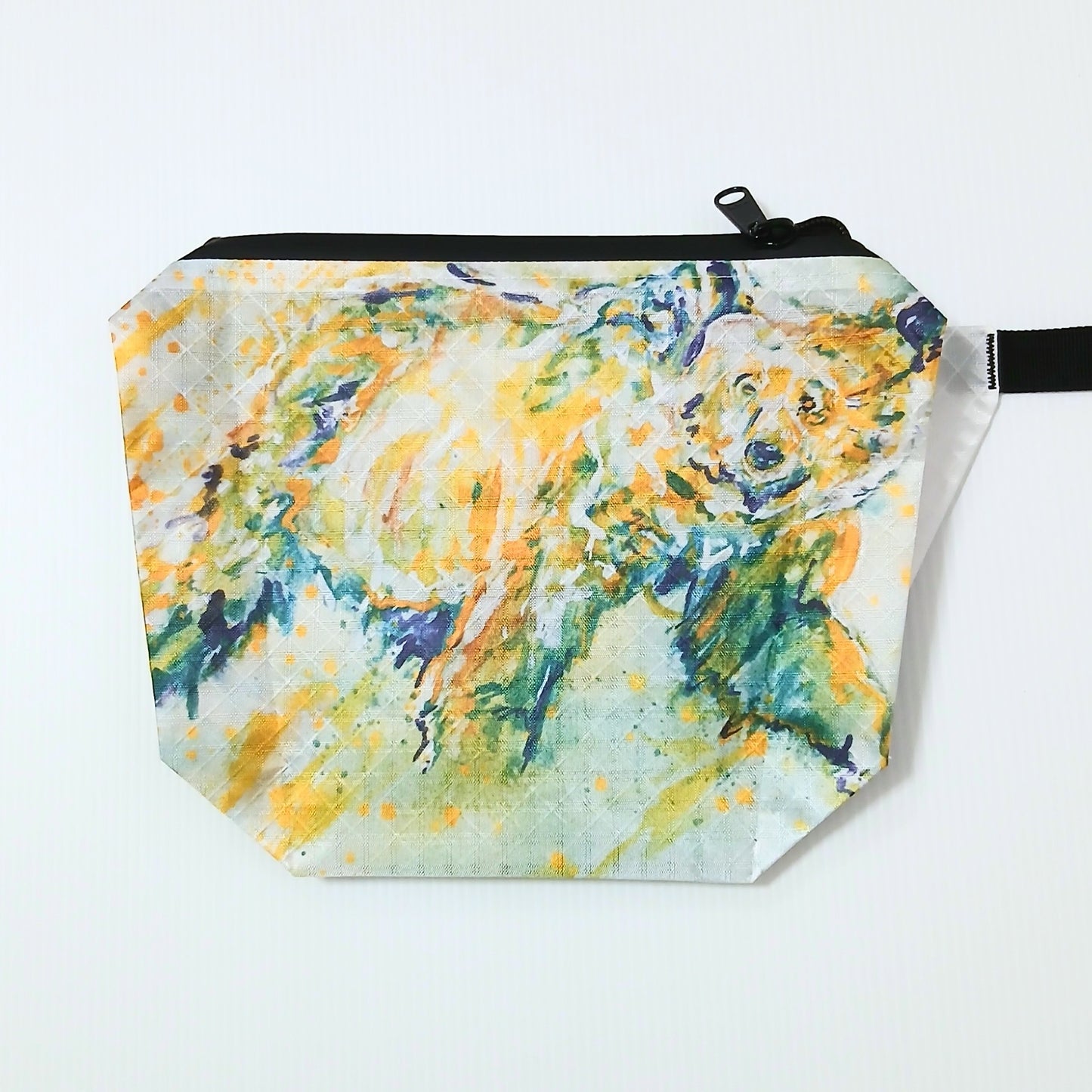 High Tail Designs The Ultralight Fanny Pack v1.5 ファニーパック v1.5 Grizzly Bear（Andrew Marshall） 山吹色と深緑の絵の具を重ねて横向きに歩くヒグマを描き、白地に細かな絵の具の粒が飛び散る水彩画を写した前面の実物写真 - 山道具とULギアのお店 Ascend Lite