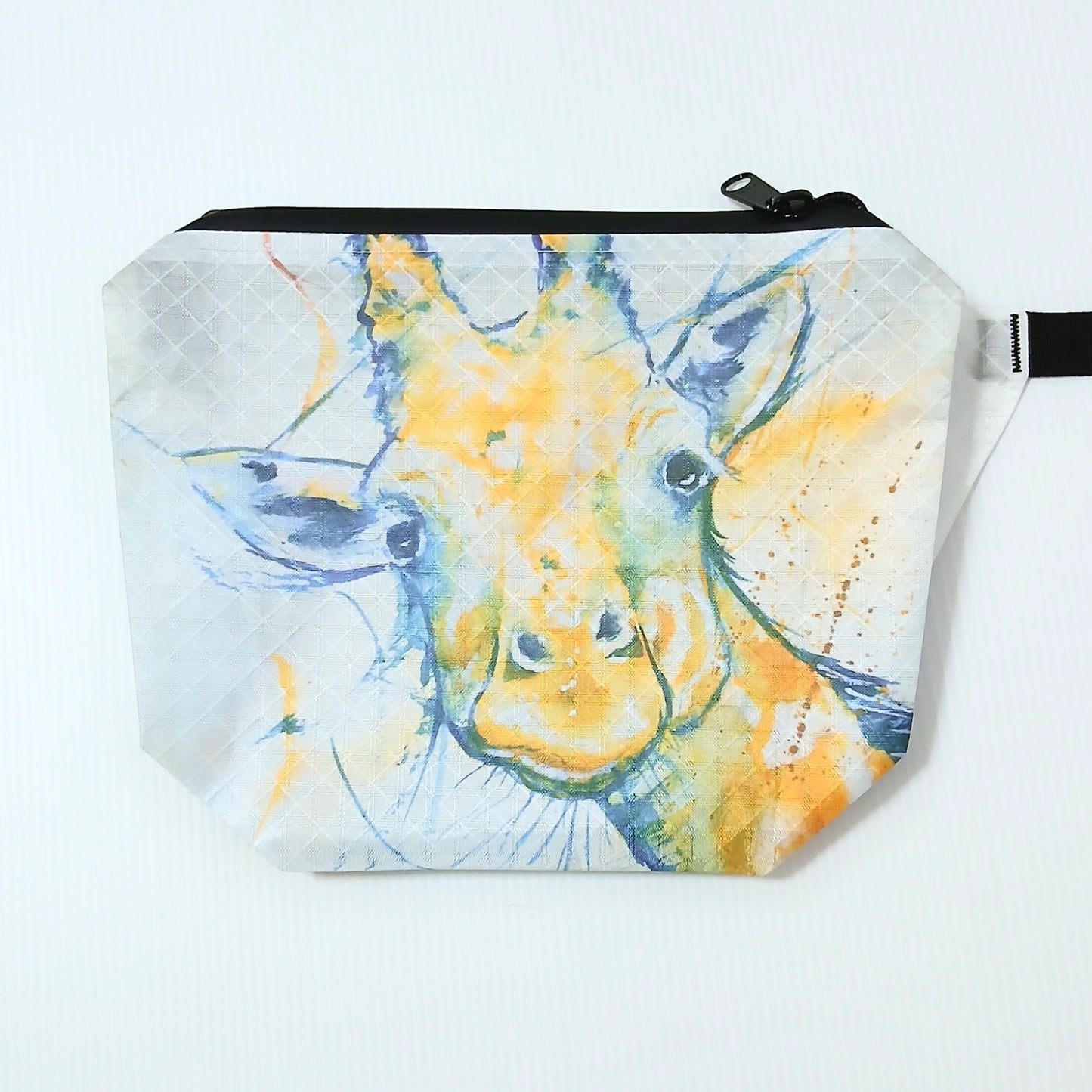 High Tail Designs The Ultralight Fanny Pack v1.5 ファニーパック v1.5 Giraffe（Andrew Marshall） 山吹色と青の水彩で描いたキリンの顔が正面を向き、長い首と耳が画面いっぱいに広がる柄と黒いジッパープルを写した前面の実物写真 - 山道具とULギアのお店 Ascend Lite