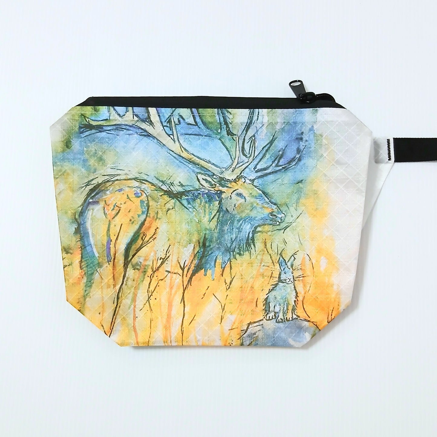 High Tail Designs The Ultralight Fanny Pack v1.5 ファニーパック v1.5 Elk & Rabbit（Andrew Marshall） 青緑で描かれた大きな角のエルクが右を向き、右下の草むらに小さなウサギが座る水彩画と黄色い草原の滲みを写した前面の実物写真 - 山道具とULギアのお店 Ascend Lite