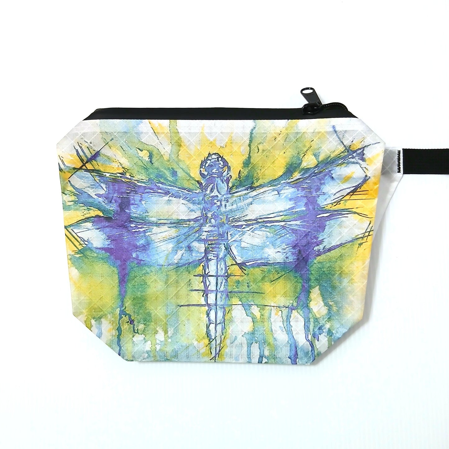 High Tail Designs The Ultralight Fanny Pack v1.5 ファニーパック v1.5 Dragonfly（Andrew Marshall） 黄色と黄緑が滲む背景に、水色と紫のトンボが翅を左右いっぱいに広げて正面を向く水彩画を配した前面の実物写真 - 山道具とULギアのお店 Ascend Lite