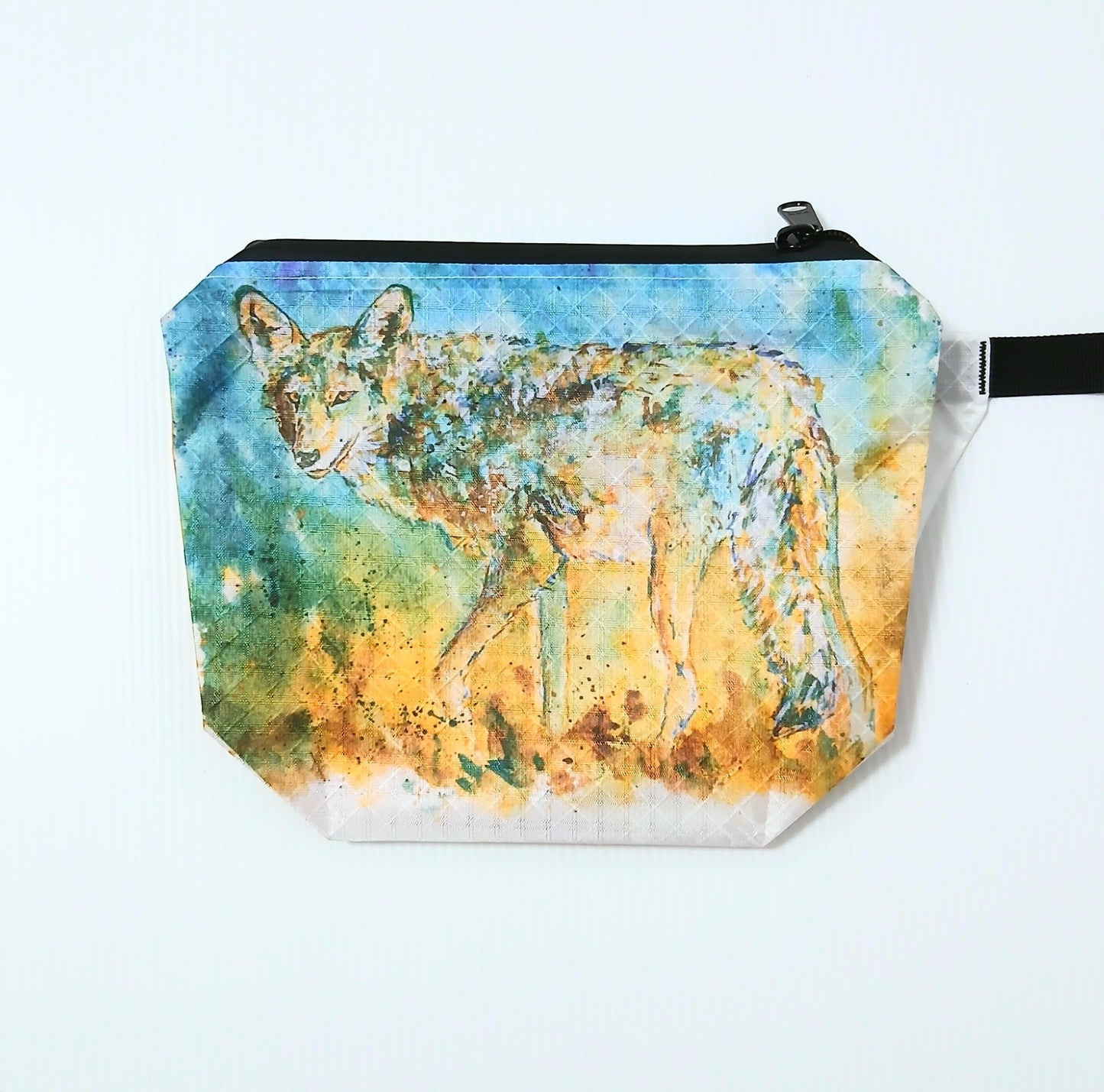 High Tail Designs The Ultralight Fanny Pack v1.5 ファニーパック v1.5 Coyote（Andrew Marshall） 水彩調のコヨーテが横向きに立つ姿を大きくプリントし、水色の空と黄土色の草地、白く残した底面との対比が分かる前面の実物写真 - 山道具とULギアのお店 Ascend Lite