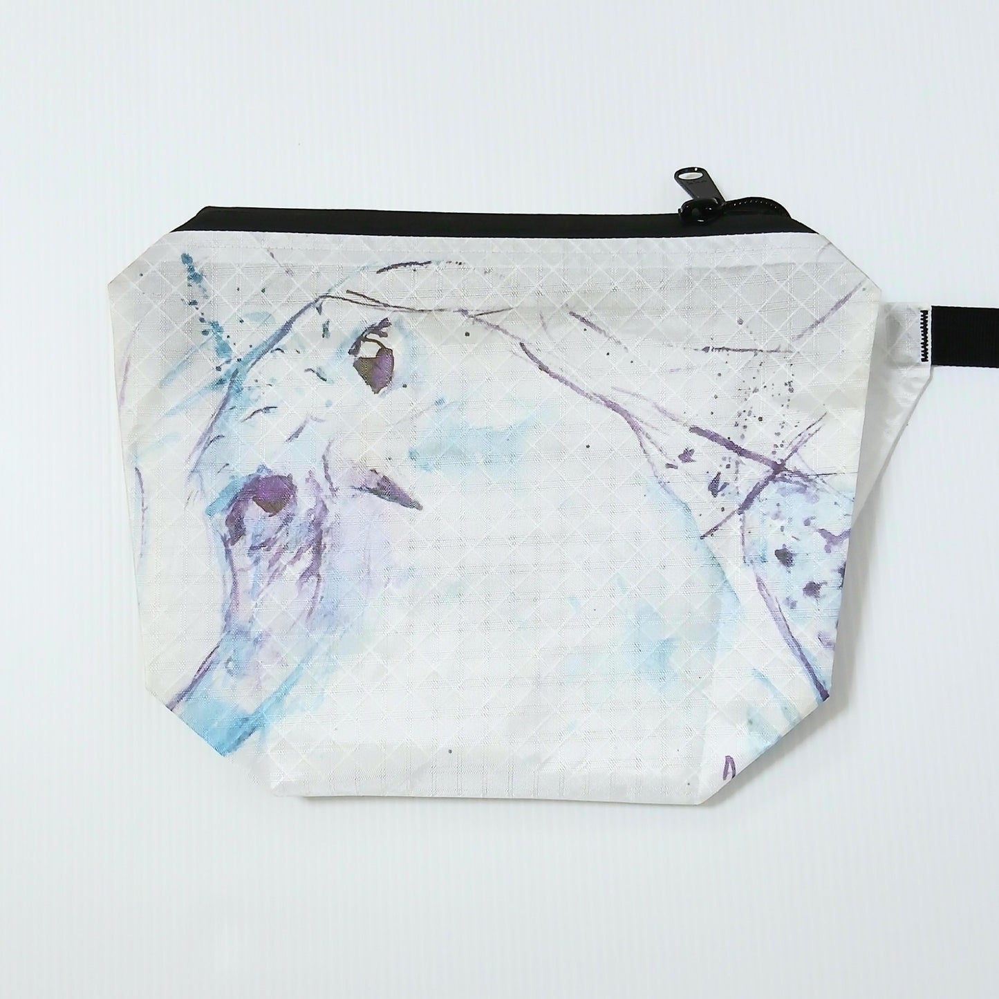 High Tail Designs The Ultralight Fanny Pack v1.5 ファニーパック v1.5 Curious Hawk（Andrew Marshall） 白地に淡い水色と紫の水彩で鳥の顔を大きく描き、こちらを覗き込む眼差しと細い枝、絵の具の飛沫を写した前面の実物写真 - 山道具とULギアのお店 Ascend Lite