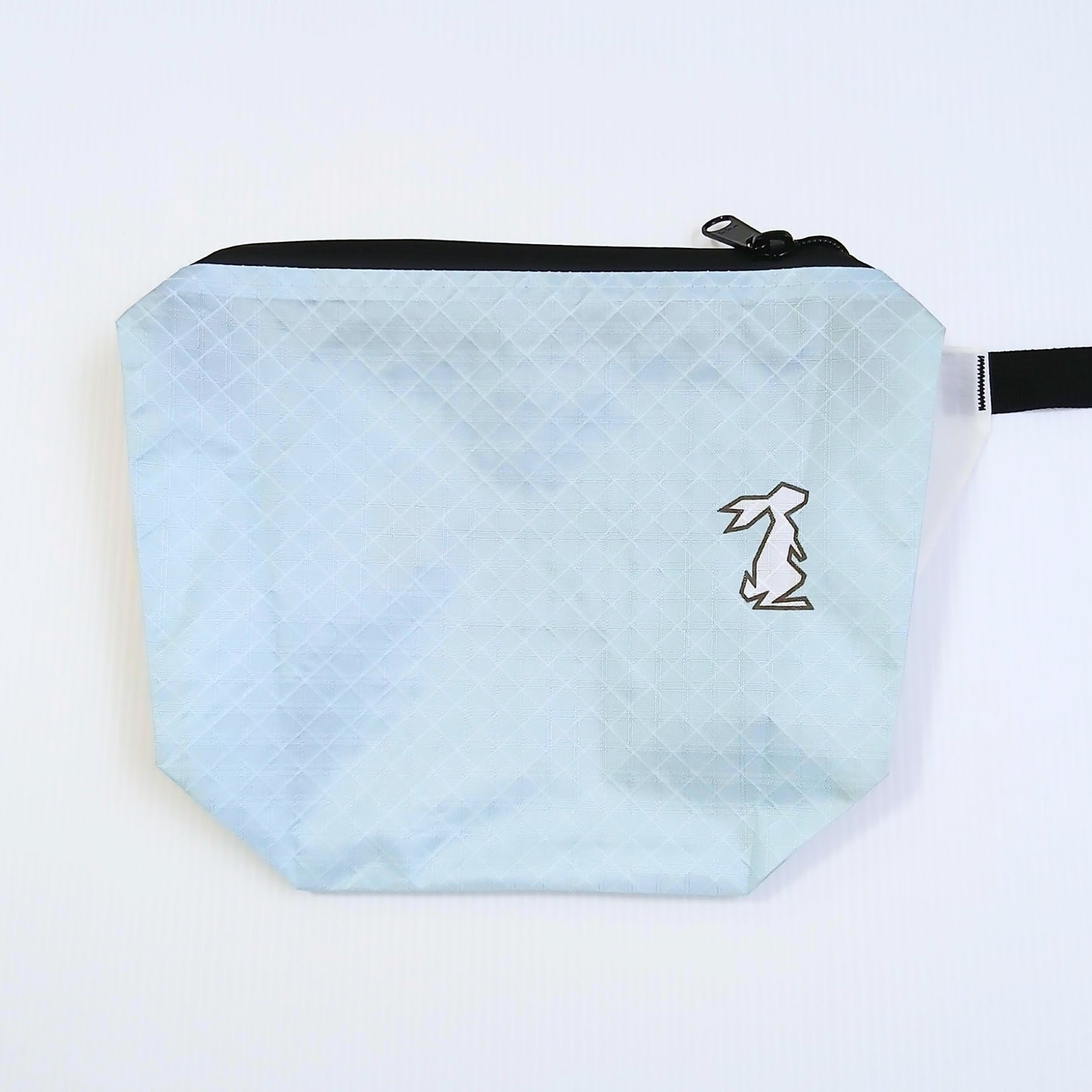 High Tail Designs The Ultralight Fanny Pack v1.5 ファニーパック v1.5 Cloudy Skies ごく淡いアイスブルーの無地生地に白いウサギのロゴ、生地の菱形グリッドが淡く浮かぶ前面の実物写真 - 山道具とULギアのお店 Ascend Lite