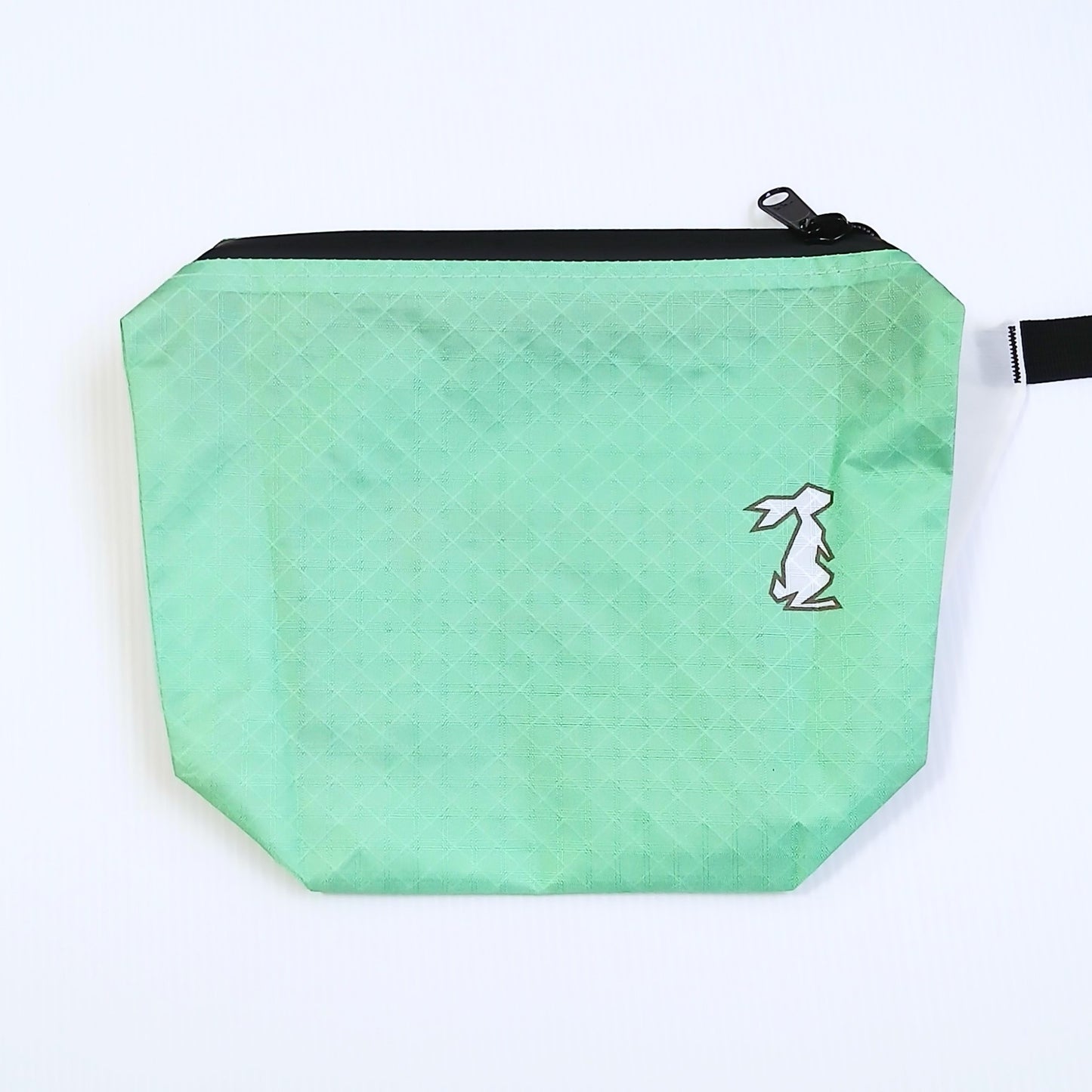 High Tail Designs The Ultralight Fanny Pack v1.5 ファニーパック v1.5 Jade Cream ミントグリーンの無地生地に白いウサギのロゴ、光沢のある表面と黒いジッパーを写した前面の実物写真 - 山道具とULギアのお店 Ascend Lite