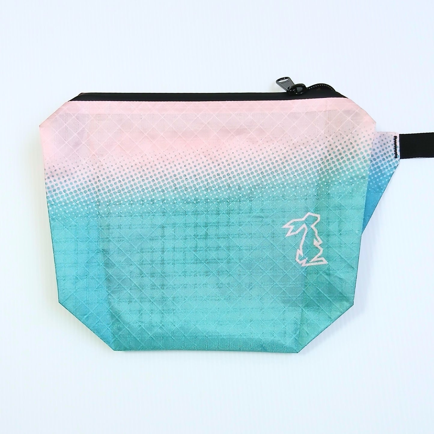 High Tail Designs The Ultralight Fanny Pack v1.5 ファニーパック v1.5 Crepe/Myrtle 上部の淡いピンクからハーフトーンのドットを介して下部のターコイズグリーンへ変わる2トーングラデーションと白い輪郭のウサギロゴの実物写真 - 山道具とULギアのお店 Ascend Lite