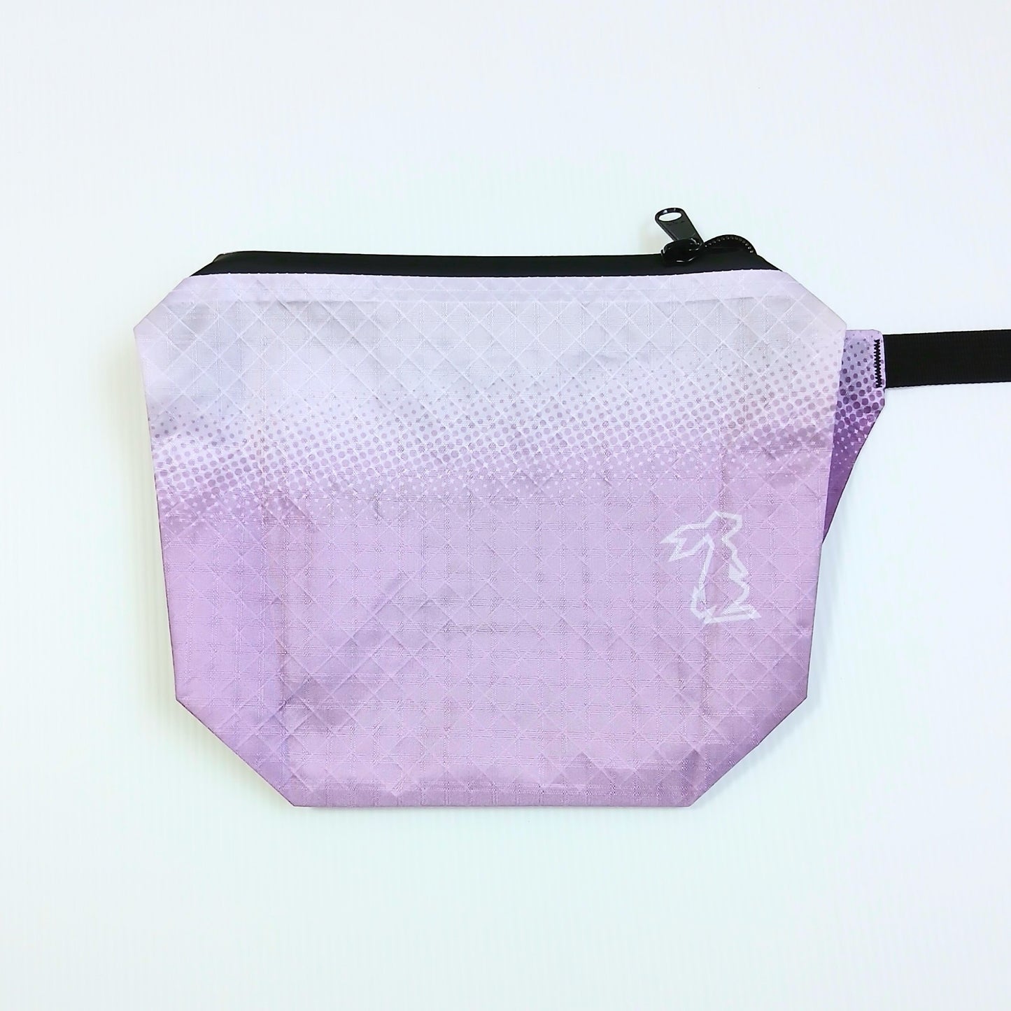 High Tail Designs The Ultralight Fanny Pack v1.5 ファニーパック v1.5 Heather/Mountbatten 上部のほぼ白からドットを介して下部の淡いラベンダーへ沈む2トーングラデーションと白い輪郭のウサギロゴを写した前面の実物写真 - 山道具とULギアのお店 Ascend Lite