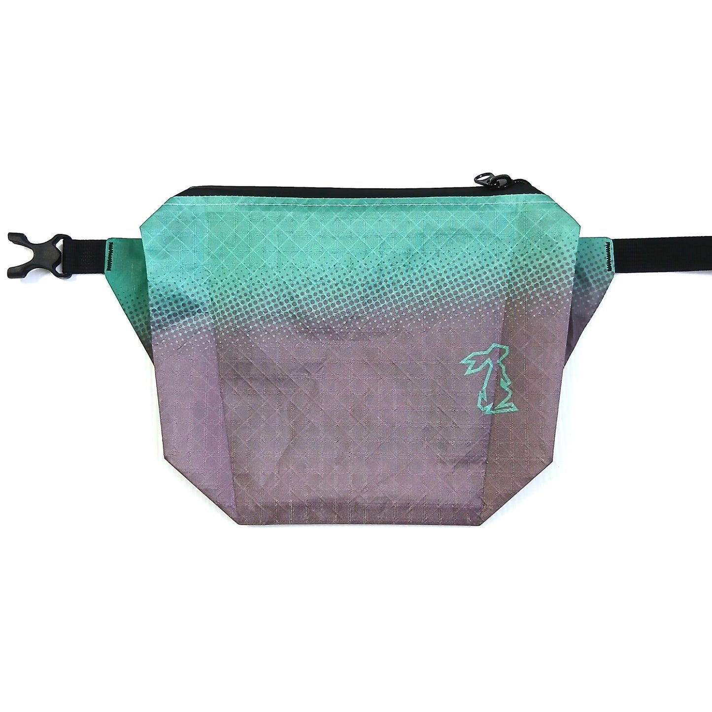 High Tail Designs The Ultralight Fanny Pack v1.5 ファニーパック v1.5 Teal/Kalamata 上部のエメラルドグリーンから下部のくすんだモーヴブラウンへ変わるグラデーション、ティール色の輪郭ロゴと左に伸ばした黒ウェビング＆サイドリリースバックルの実物写真 - 山道具とULギアのお店 Ascend Lite