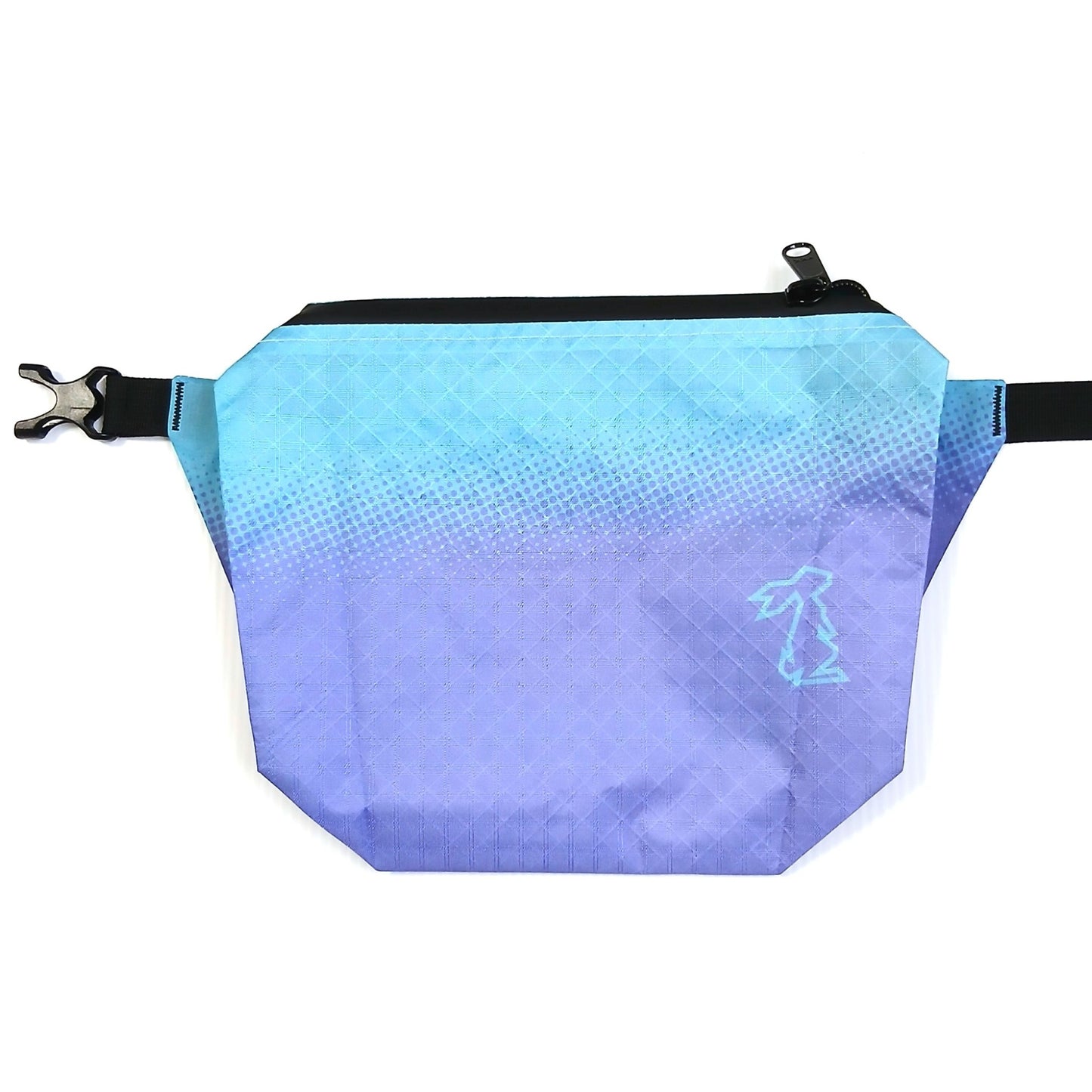 High Tail Designs The Ultralight Fanny Pack v1.5 ファニーパック v1.5 Pickup/Aster 上部の明るいターコイズブルーからドットを介して下部の藤色へ沈むグラデーションに菱形リップストップの織り目が浮かび、水色の輪郭ウサギロゴを配した前面の実物写真 - 山道具とULギアのお店 Ascend Lite