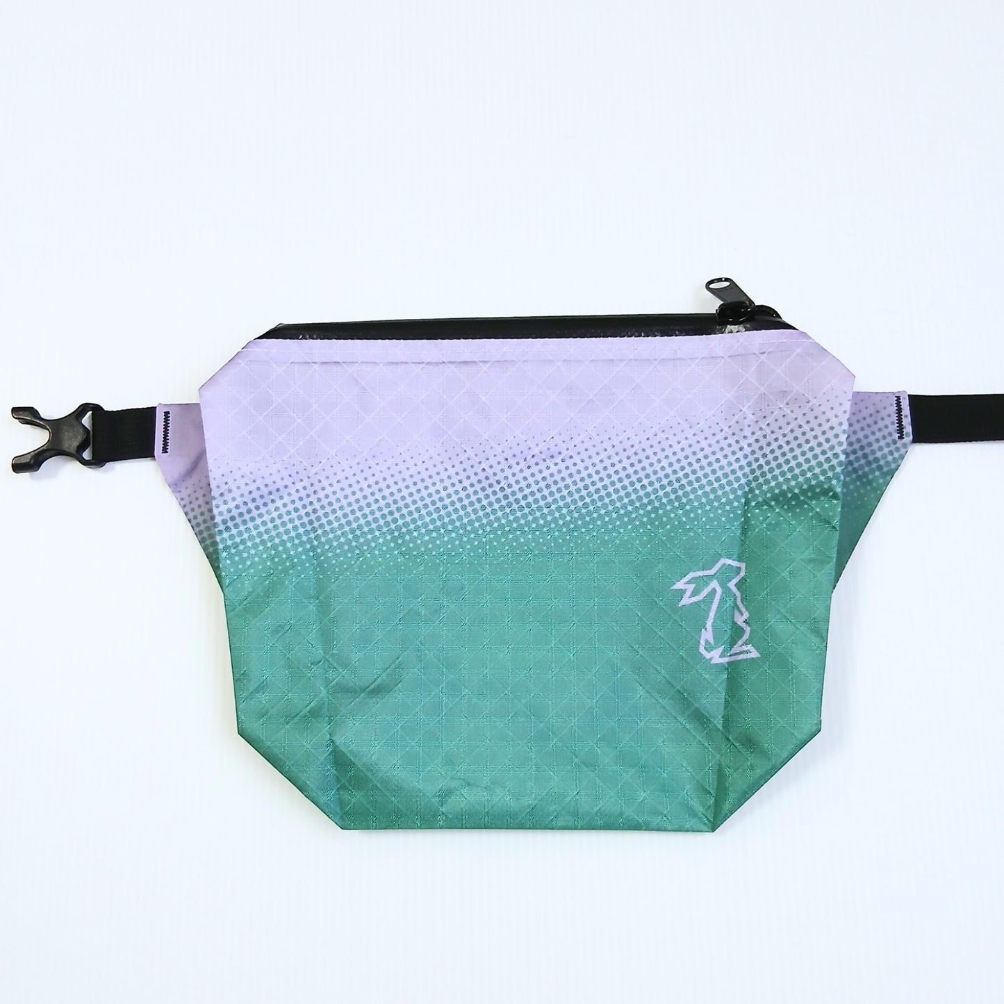 High Tail Designs The Ultralight Fanny Pack v1.5 ファニーパック v1.5 Castleton/Heliotrope 上部の淡いラベンダーから下部の深いエメラルドグリーンへ変わるグラデーションと、ラベンダー色で抜かれたウサギロゴ、水平に広げた黒ベルトの実物写真 - 山道具とULギアのお店 Ascend Lite