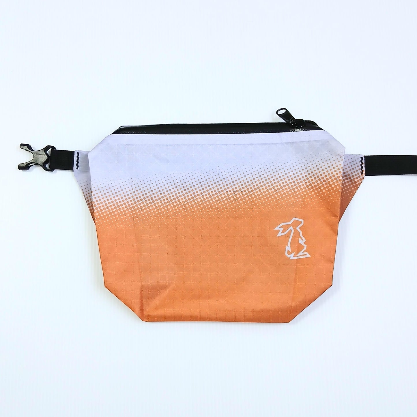 High Tail Designs The Ultralight Fanny Pack v1.5 ファニーパック v1.5 Thistle/Russet 上部の白からハーフトーンのドットを介して下部の明るいオレンジへ変わる2トーングラデーションと白い輪郭のウサギロゴ、左に伸ばしたバックル付き黒ベルトの実物写真 - 山道具とULギアのお店 Ascend Lite