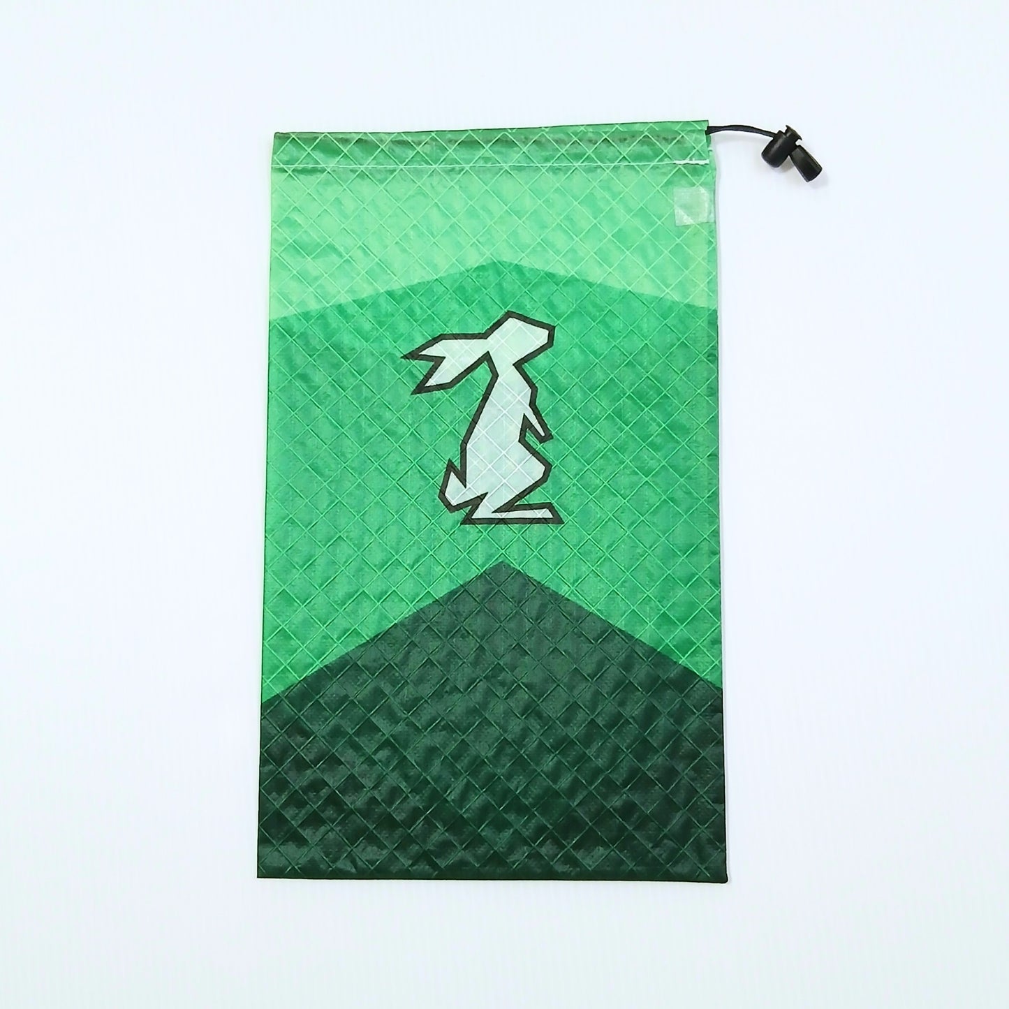 High Tail Designs Ultralight Drawstring Stuff Sack ドローストリングスタッフサック Sawgrass 黄緑・緑・深緑を三段に重ねた山型カラーブロック柄、中央に白いウサギのシルエットの実物写真 - 山道具とULギアのお店 Ascend Lite