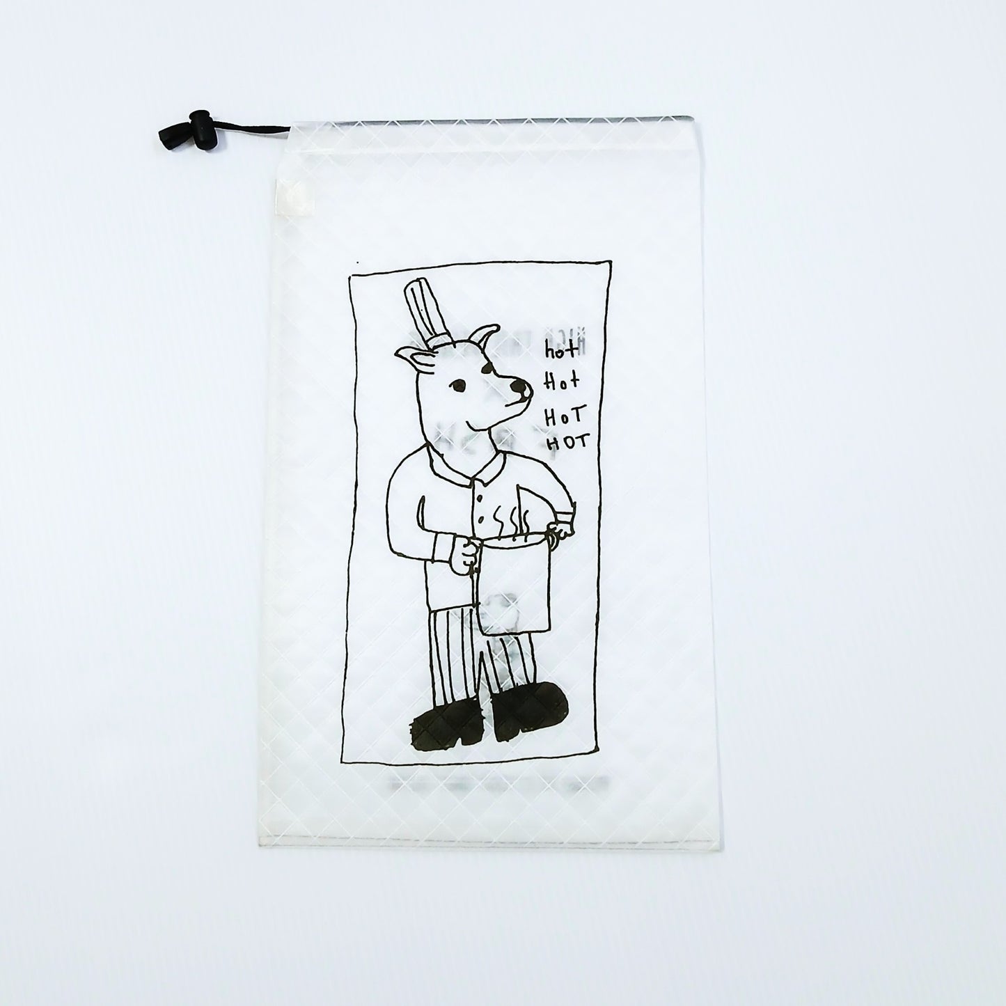 High Tail Designs Ultralight Drawstring Stuff Sack ドローストリングスタッフサック Hot Hot Hot 白無地に黒の線画で、コック帽をかぶったヤギがカップを持ち「hot HOT」の文字が並ぶ枠付きイラスト柄、コードロックが左上に来る向きの実物写真 - 山道具とULギアのお店 Ascend Lite