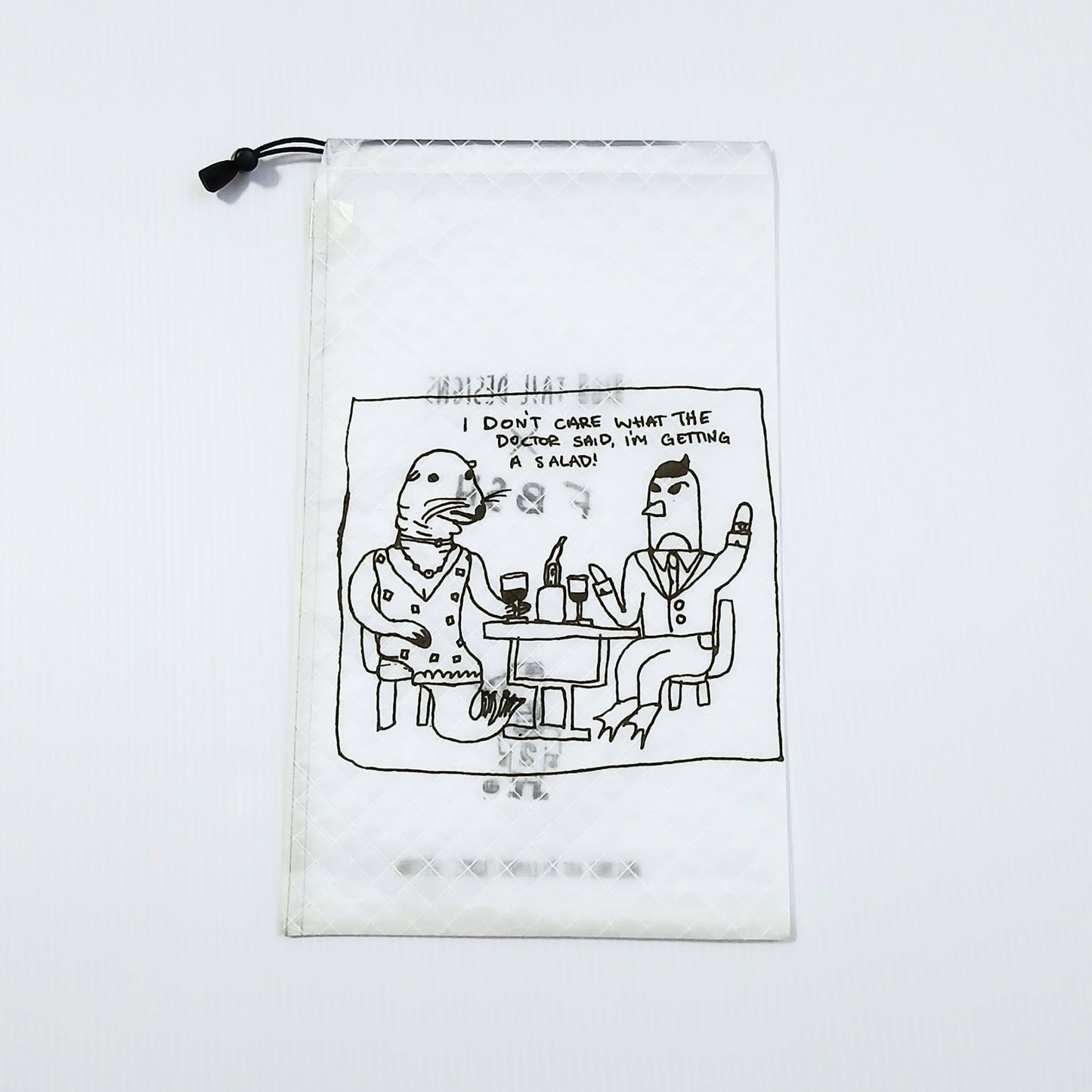 High Tail Designs Ultralight Drawstring Stuff Sack ドローストリングスタッフサック Date Night 白無地に黒一色の線画で、テーブルでワインを注文する二匹の動物と英語のセリフを枠付きで描いた柄、コードロックが左上に来る向きの実物写真 - 山道具とULギアのお店 Ascend Lite
