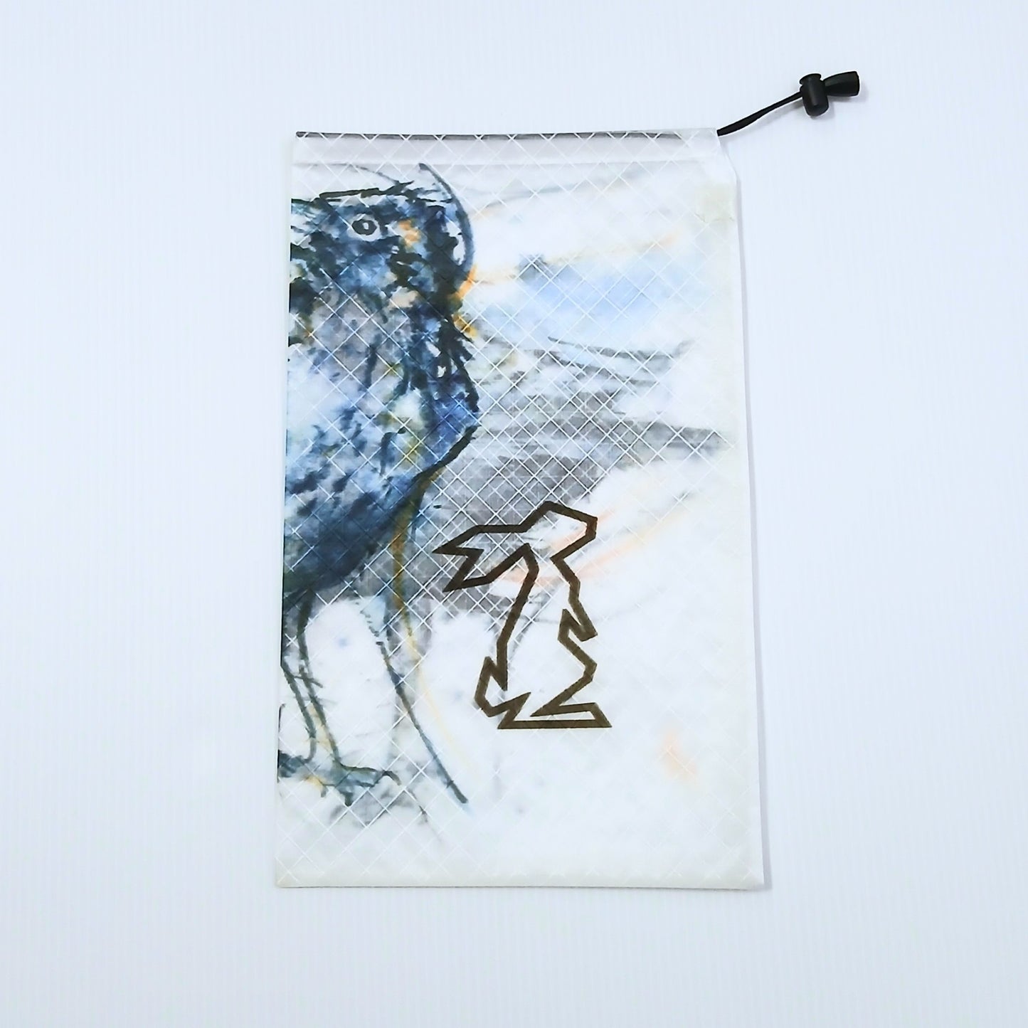 High Tail Designs Ultralight Drawstring Stuff Sack ドローストリングスタッフサック Crow 白地に藍と黒の水彩で描いたカラスが左半分に立つイラスト柄、中央に茶色のウサギ輪郭ロゴ、右上に黒いコードロックの実物写真 - 山道具とULギアのお店 Ascend Lite