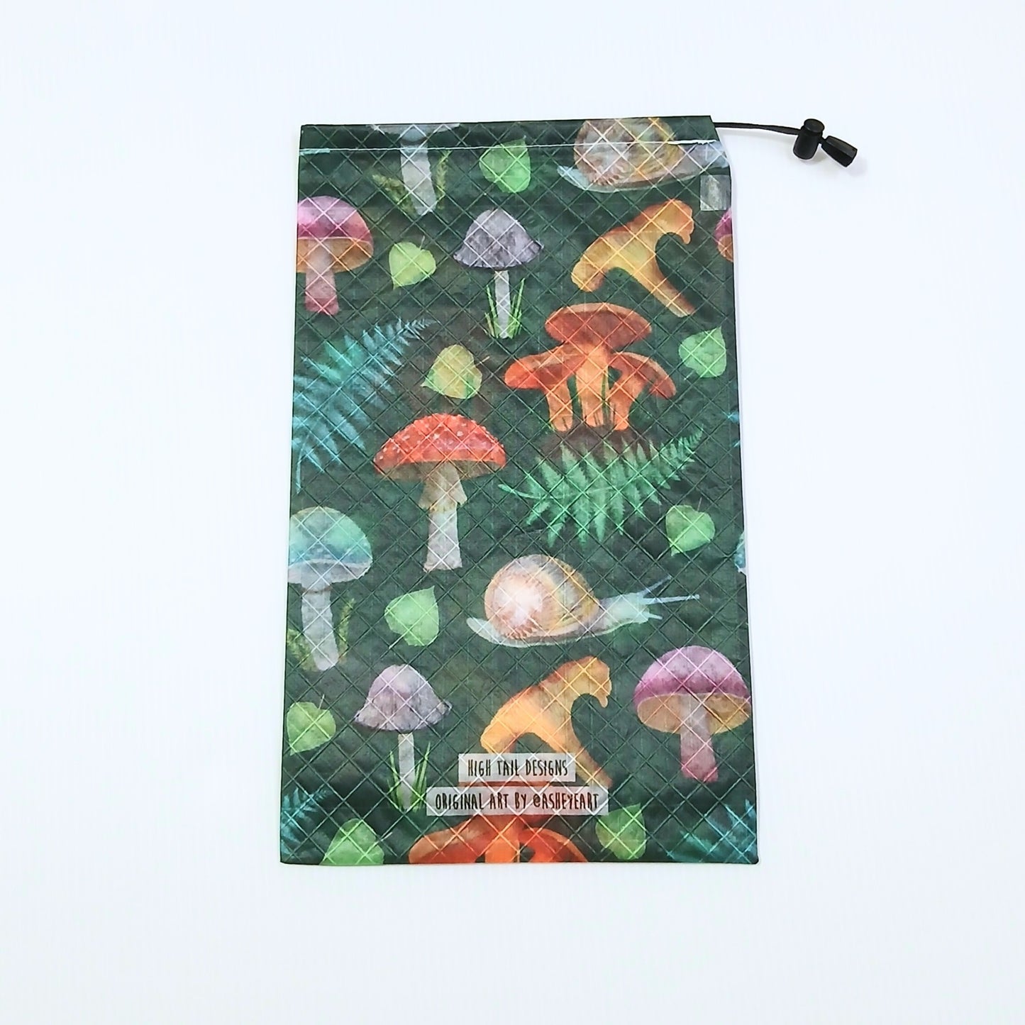 High Tail Designs Ultralight Drawstring Stuff Sack ドローストリングスタッフサック Forest Mushroom 深緑の地にキノコとシダの葉、カタツムリを散らした総柄、裾にブランド名とアーティストクレジットの2行印字、右上に黒いコードロックの実物写真 - 山道具とULギアのお店 Ascend Lite