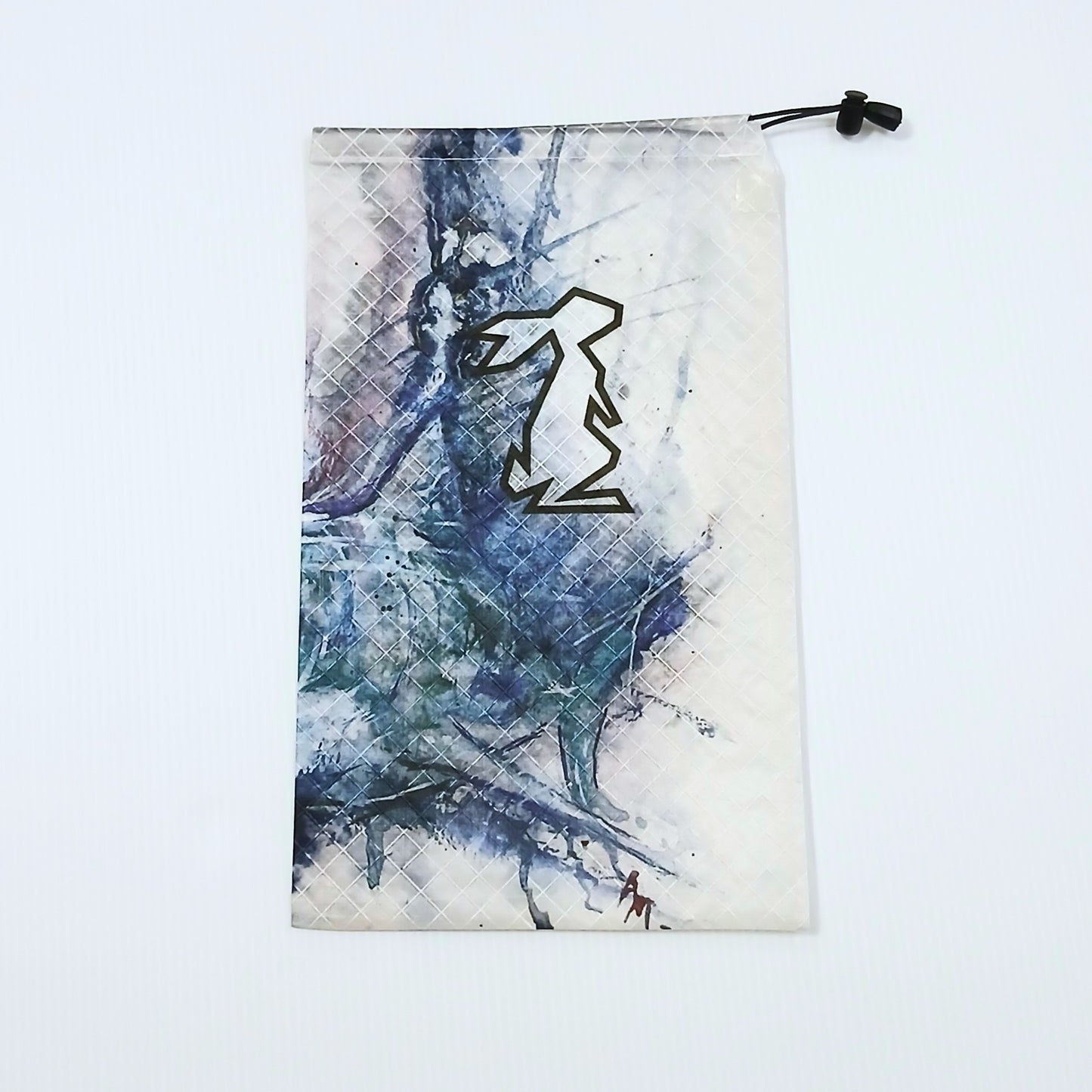 High Tail Designs Ultralight Drawstring Stuff Sack ドローストリングスタッフサック Great White 白地に藍と深緑の水彩でホホジロザメを大胆に描いたイラスト柄、中央に黒いウサギ輪郭ロゴ、裾に小さな朱色のアーティストクレジットの実物写真 - 山道具とULギアのお店 Ascend Lite