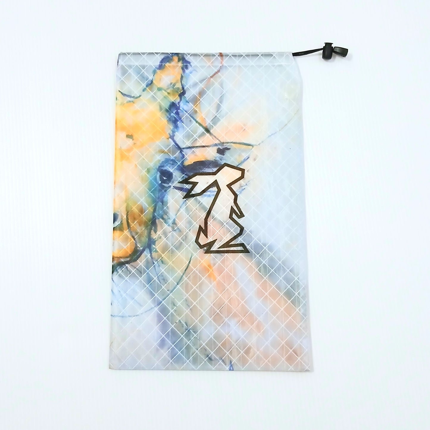 High Tail Designs Ultralight Drawstring Stuff Sack ドローストリングスタッフサック Giraffe 白地に山吹色と青の水彩でキリンの顔を左端に大きく描いたイラスト柄、中央に細い茶色のウサギ輪郭ロゴ、右半分は淡い余白の実物写真 - 山道具とULギアのお店 Ascend Lite