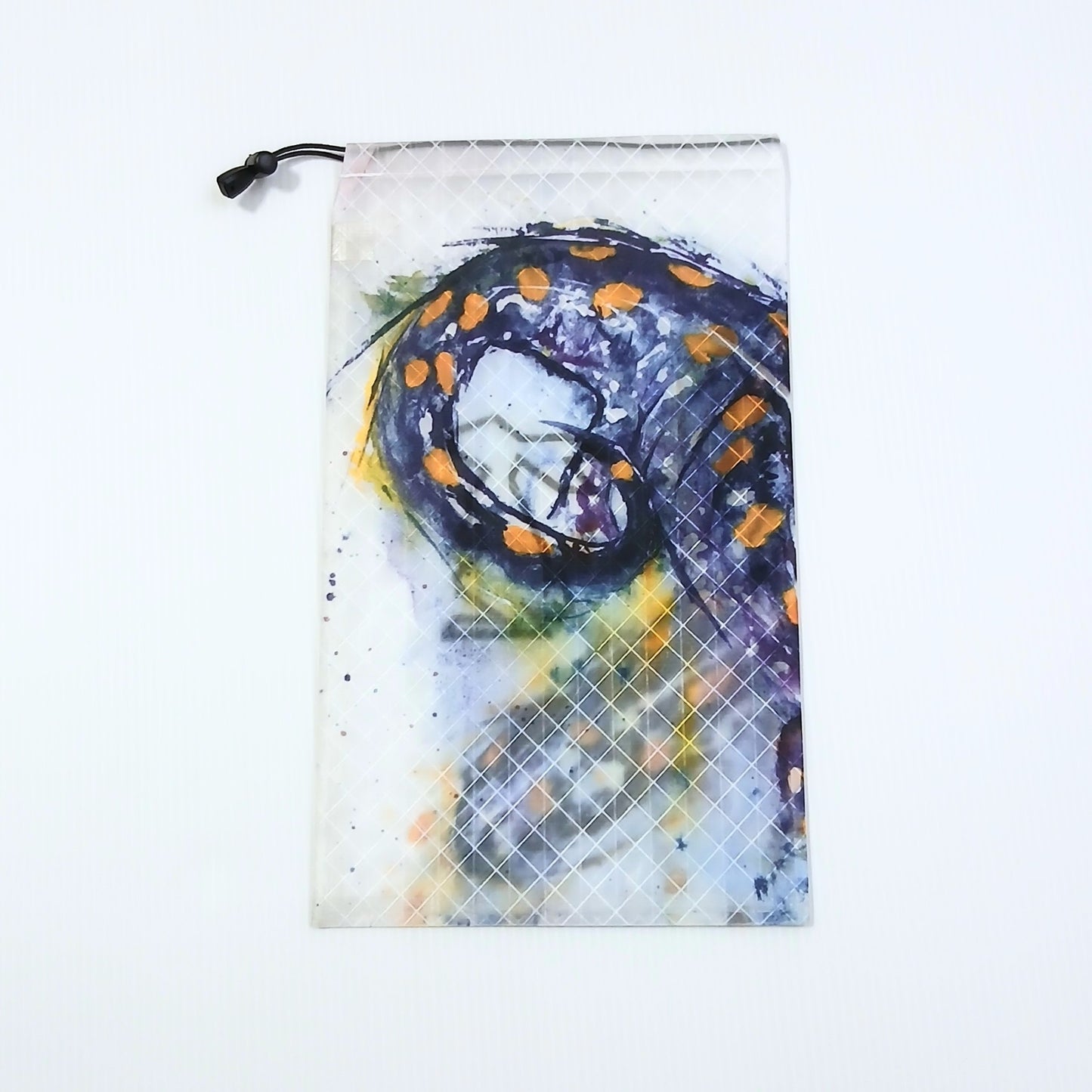 High Tail Designs Ultralight Drawstring Stuff Sack ドローストリングスタッフサック Spotted Salamander 白地に濃紺のサラマンダーと橙色の斑点を弧を描くように配したイラスト柄、ロゴは柄に溶け込み、コードロックが左上に来る向きの実物写真 - 山道具とULギアのお店 Ascend Lite