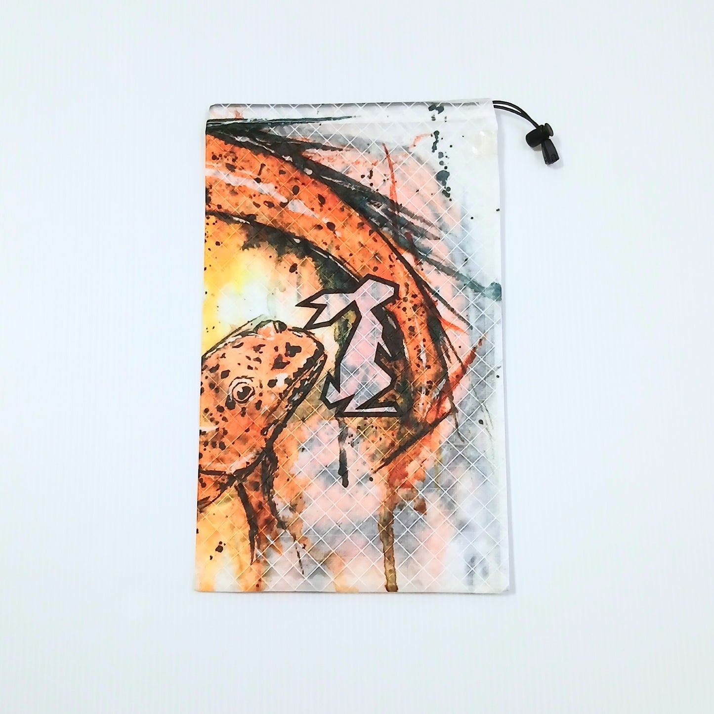 High Tail Designs Ultralight Drawstring Stuff Sack ドローストリングスタッフサック Red Salamander 白地にオレンジと黄の水彩で黒い斑点のあるサラマンダーを描いたイラスト柄、中央に白抜きのウサギ輪郭ロゴ、右上に黒いコードロックの実物写真 - 山道具とULギアのお店 Ascend Lite