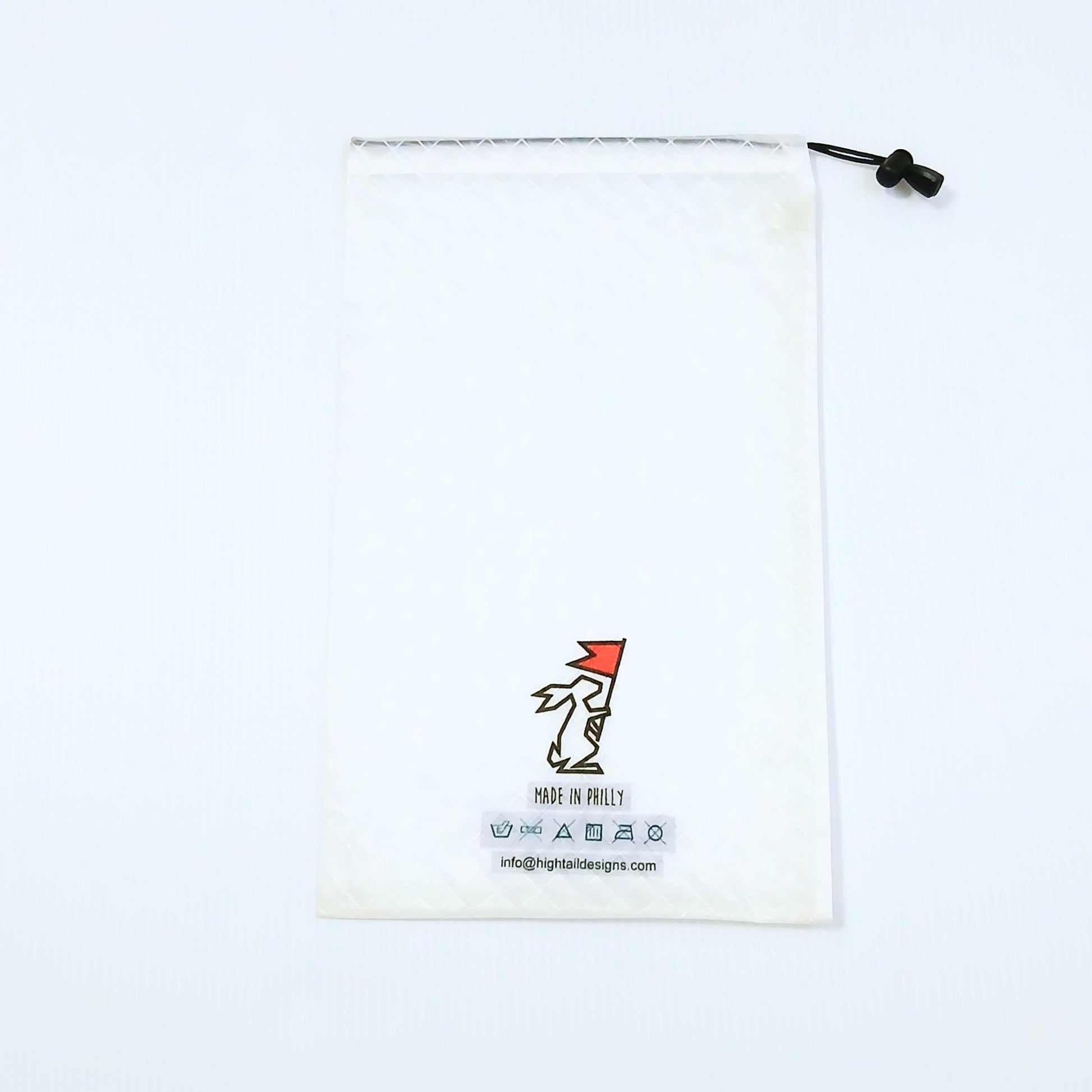 High Tail Designs Ultralight Drawstring Stuff Sack ドローストリングスタッフサック Plain 白無地の袋に赤い旗を掲げるウサギロゴと洗濯表示・製造地の印字、右上に黒いドローコードとコードロックの実物写真 - 山道具とULギアのお店 Ascend Lite