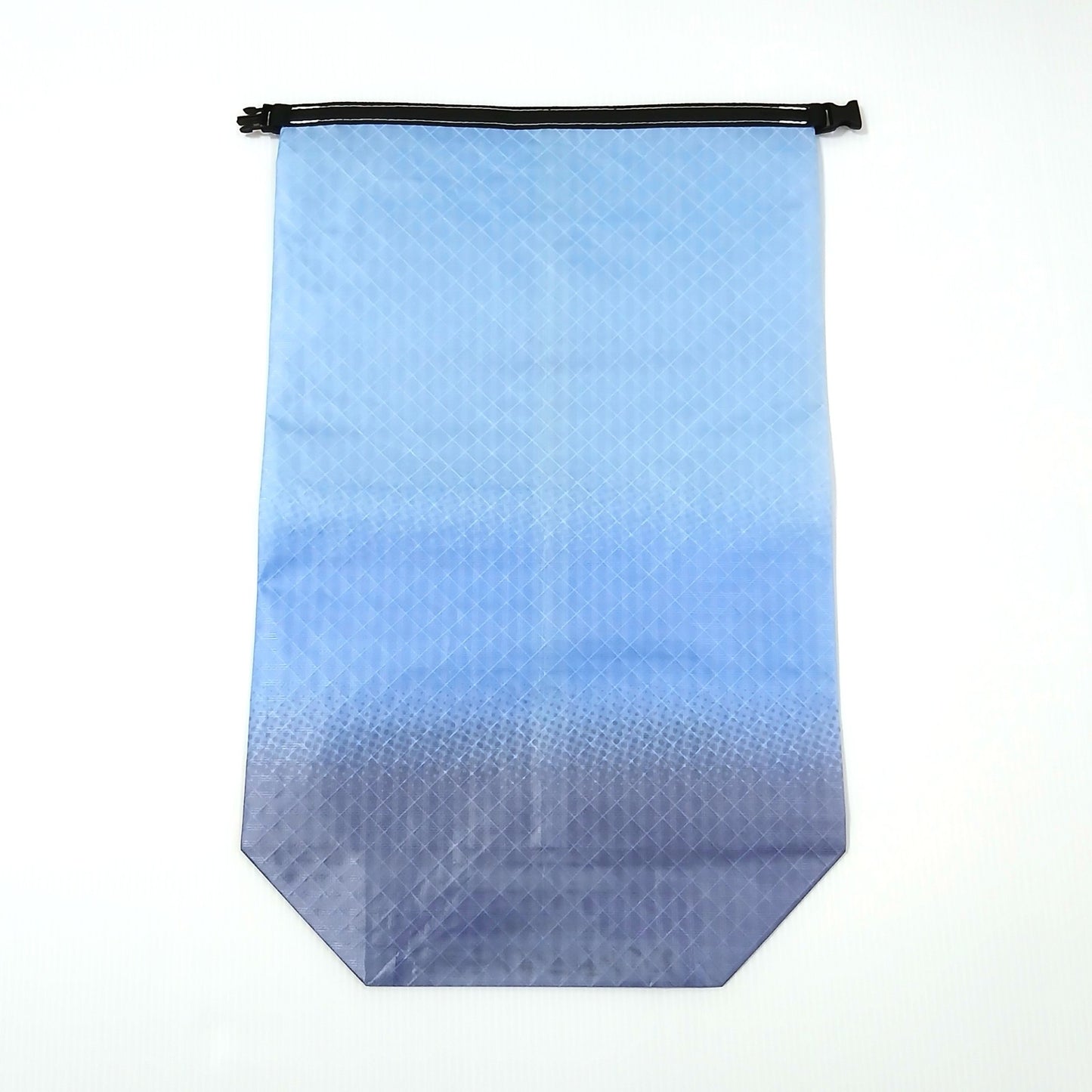 High Tail Designs 6.5L Stuff Sack ロールトップスタッフサック Azure 空色から裾のスレートグレーへ静かに沈むグラデーション柄、平置きで上端の黒いロールトップと左右のバックル、角を落とした六角形の底が見える実物写真 - 山道具とULギアのお店 Ascend Lite