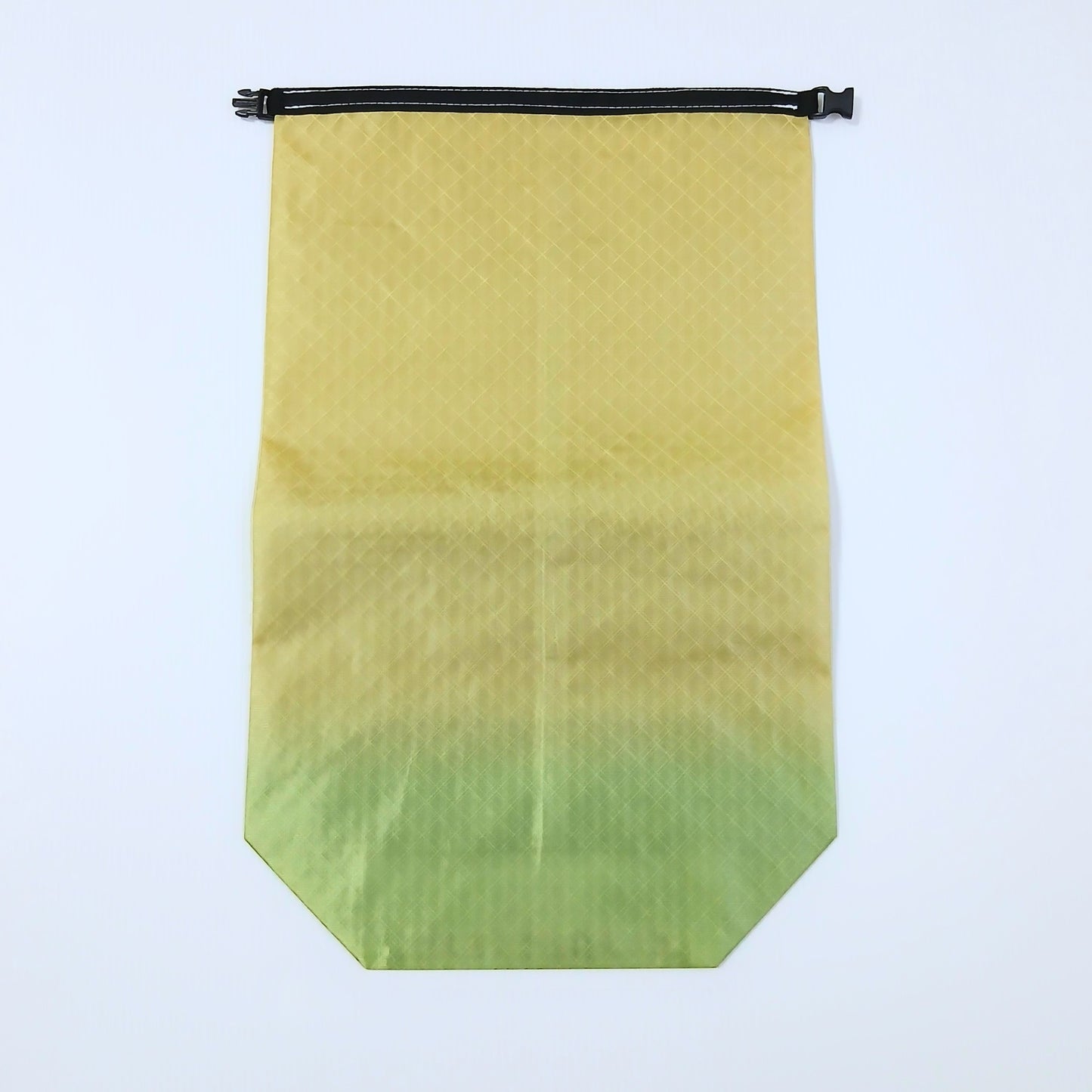 High Tail Designs 6.5L Stuff Sack ロールトップスタッフサック Pepperoncini 淡いレモンイエローから裾の黄緑へ、熟しかけの青唐辛子のように移るグラデーション柄、生地の45度クロス格子が全面に浮かぶ実物写真 - 山道具とULギアのお店 Ascend Lite