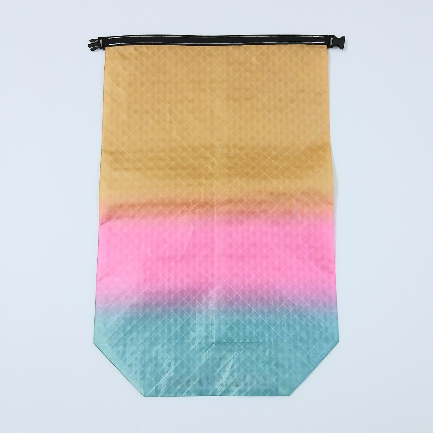 High Tail Designs 6.5L Stuff Sack ロールトップスタッフサック Mermaid Tail 山吹がかったゴールドからショッキングピンク、裾のターコイズへ三段に切り替わる人魚の尾のようなグラデーション柄の実物写真 - 山道具とULギアのお店 Ascend Lite