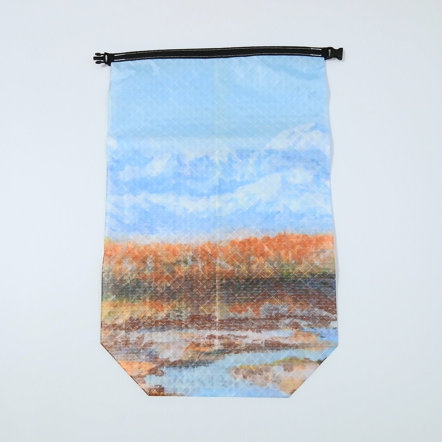 High Tail Designs 6.5L Stuff Sack ロールトップスタッフサック Denali（Hannah Beimborn） 上半分を占める青空と白い雲、遠景の雪嶺、橙色に紅葉したツンドラと手前を蛇行する川を描いた水彩画柄の実物写真 - 山道具とULギアのお店 Ascend Lite
