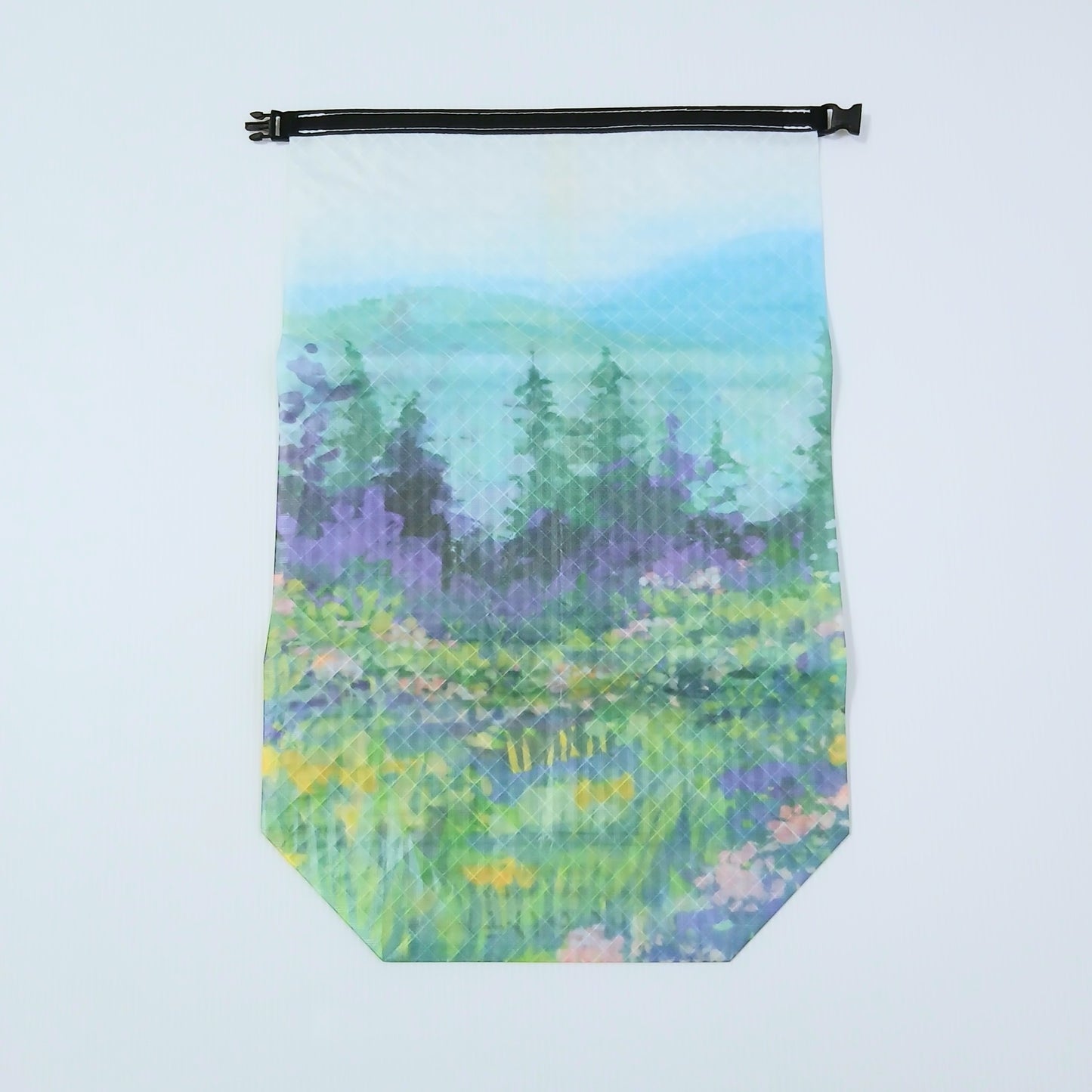 High Tail Designs 6.5L Stuff Sack ロールトップスタッフサック Appalachian Blues（Hannah Beimborn） 青く霞む幾重もの尾根と針葉樹林の手前に、紫の野花と黄色い花が咲く草地が広がる水彩画柄の実物写真 - 山道具とULギアのお店 Ascend Lite