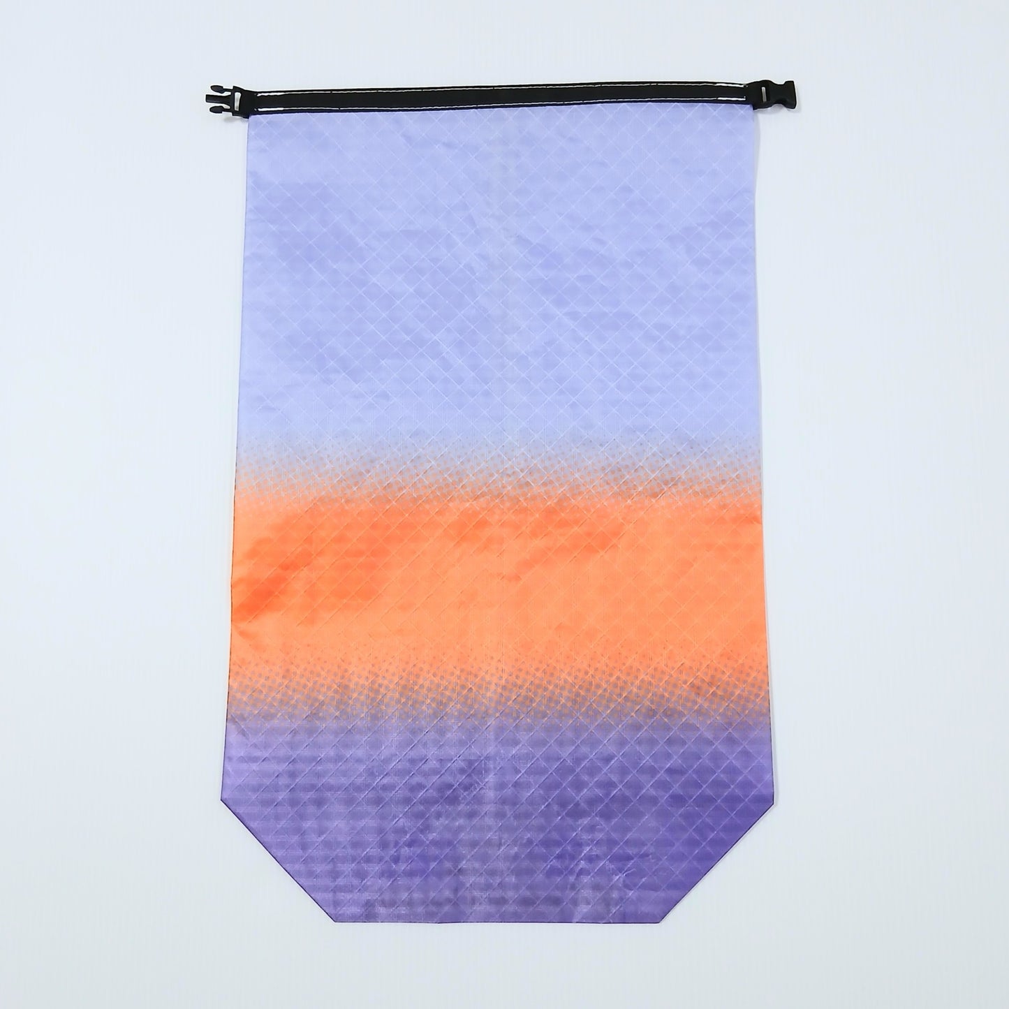 High Tail Designs 6.5L Stuff Sack ロールトップスタッフサック Mystic Sunset ペリウィンクルブルーの地の中ほどに鮮やかなオレンジの帯が横切り、裾は青紫へ戻る夕焼け空のような柄の実物写真 - 山道具とULギアのお店 Ascend Lite