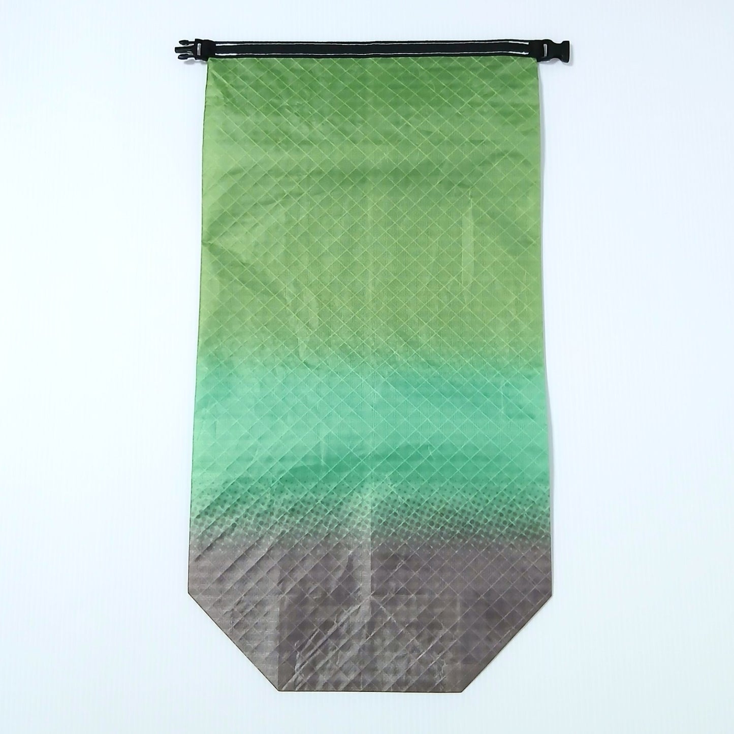 High Tail Designs 4.5L Stuff Sack ロールトップスタッフサック Mossy Stone 黄緑からエメラルドグリーン、裾はグレージュの岩肌色へ落ちる苔と石のグラデーション柄の実物写真 - 山道具とULギアのお店 Ascend Lite