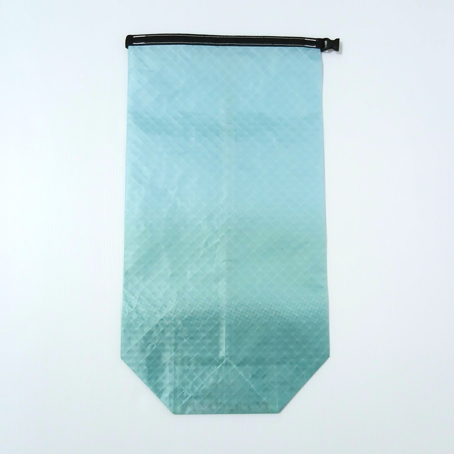 High Tail Designs 4.5L Stuff Sack ロールトップスタッフサック Bermuda 淡いアクアブルーから深いティールへ下るグラデーション柄、上端は黒いロールトップの縁と左右のバックル、底は角を落とした六角形の実物写真 - 山道具とULギアのお店 Ascend Lite
