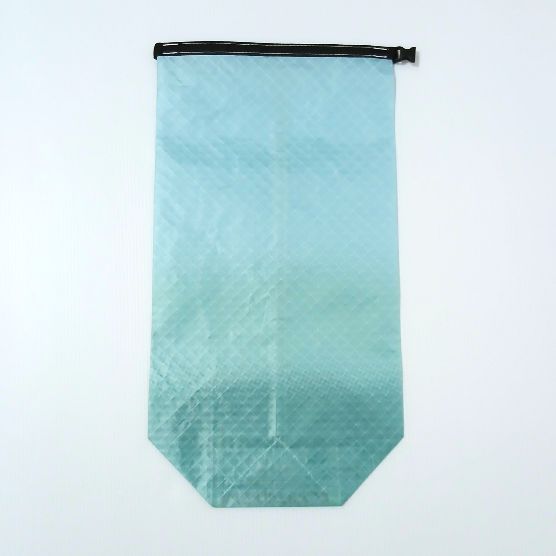 High Tail Designs 4.5L Stuff Sack ロールトップスタッフサック Bermuda 淡いアクアブルーから深いティールへ下るグラデーション柄、上端は黒いロールトップの縁と左右のバックル、底は角を落とした六角形の実物写真 - 山道具とULギアのお店 Ascend Lite