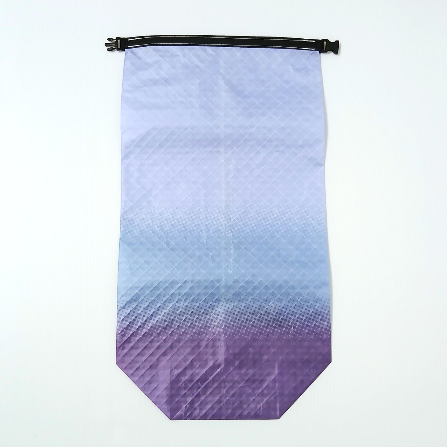 High Tail Designs 4.5L Stuff Sack ロールトップスタッフサック Cosmic Hyacinth 淡いラベンダーから水色を経て濃い紫へ沈むグラデーション柄、生地の45度クロス格子が全面に浮かぶ実物写真 - 山道具とULギアのお店 Ascend Lite