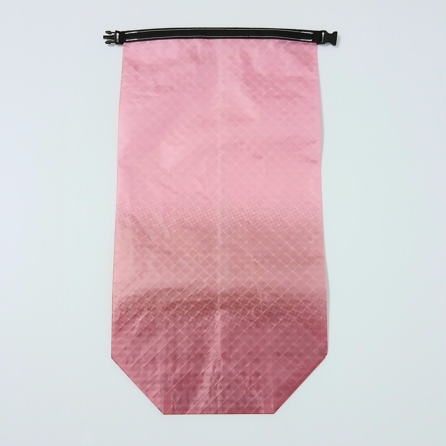 High Tail Designs 4.5L Stuff Sack ロールトップスタッフサック Dusty Rose くすんだローズピンク一色で下へ行くほど赤みが深まる濃淡柄、光沢のある表面に角底の折り目が見える実物写真 - 山道具とULギアのお店 Ascend Lite