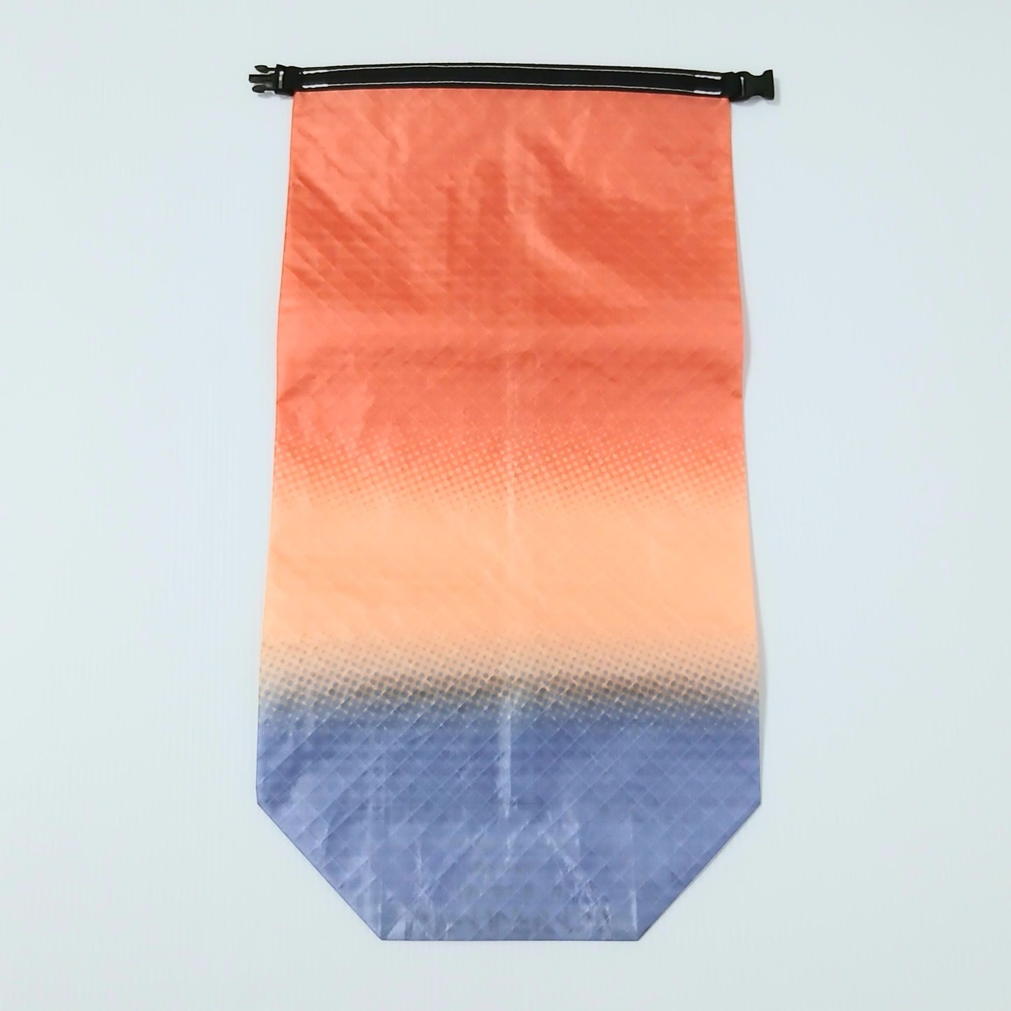 High Tail Designs 4.5L Stuff Sack ロールトップスタッフサック Marina Sunset コーラルオレンジから淡いアプリコットを経てスレートブルーへ暮れていくグラデーション柄の実物写真 - 山道具とULギアのお店 Ascend Lite