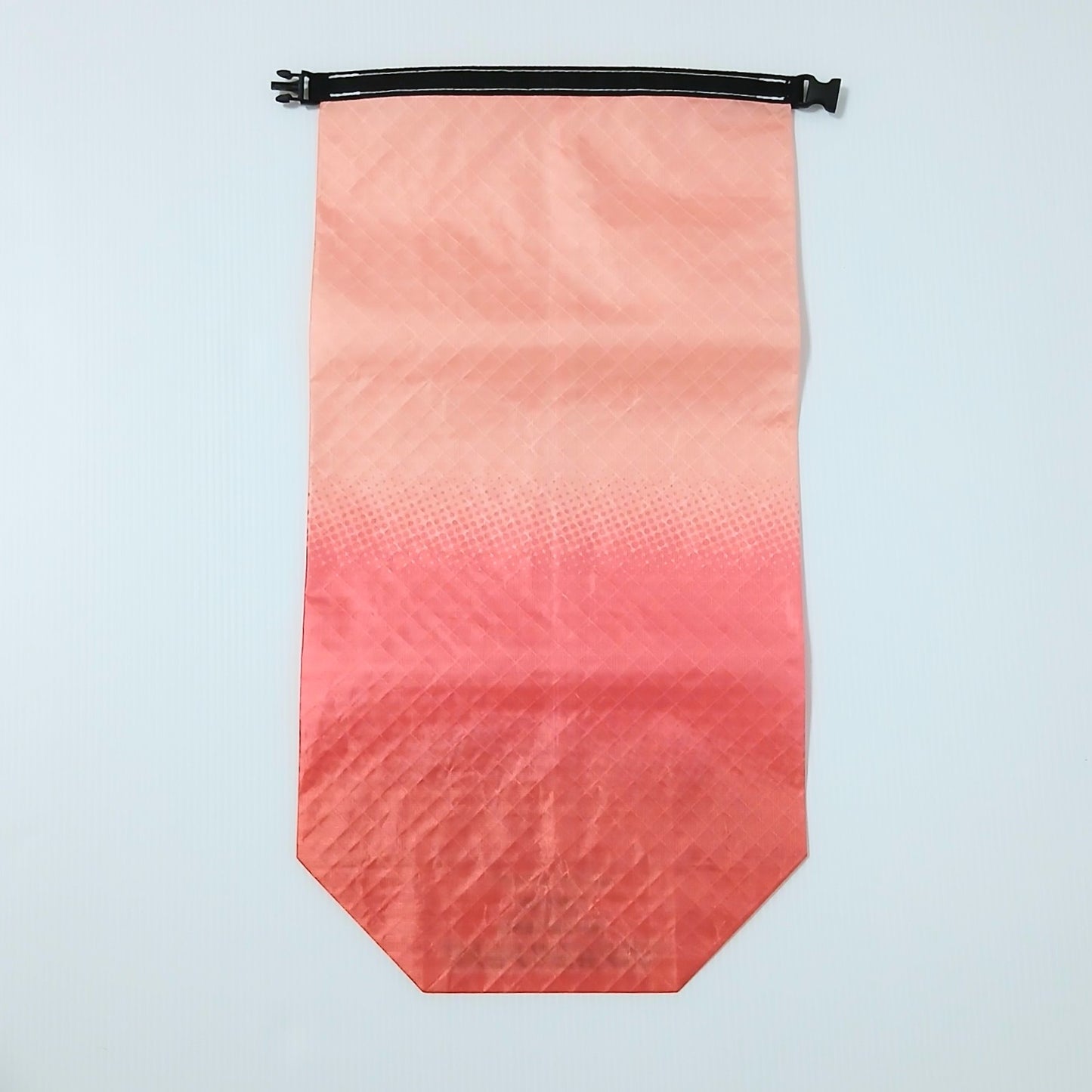 High Tail Designs 4.5L Stuff Sack ロールトップスタッフサック Sunburn 淡いサーモンから下半分の朱赤へ日焼けしたように濃くなるグラデーション柄、開口部の黒いバックルが左右に張り出す実物写真 - 山道具とULギアのお店 Ascend Lite