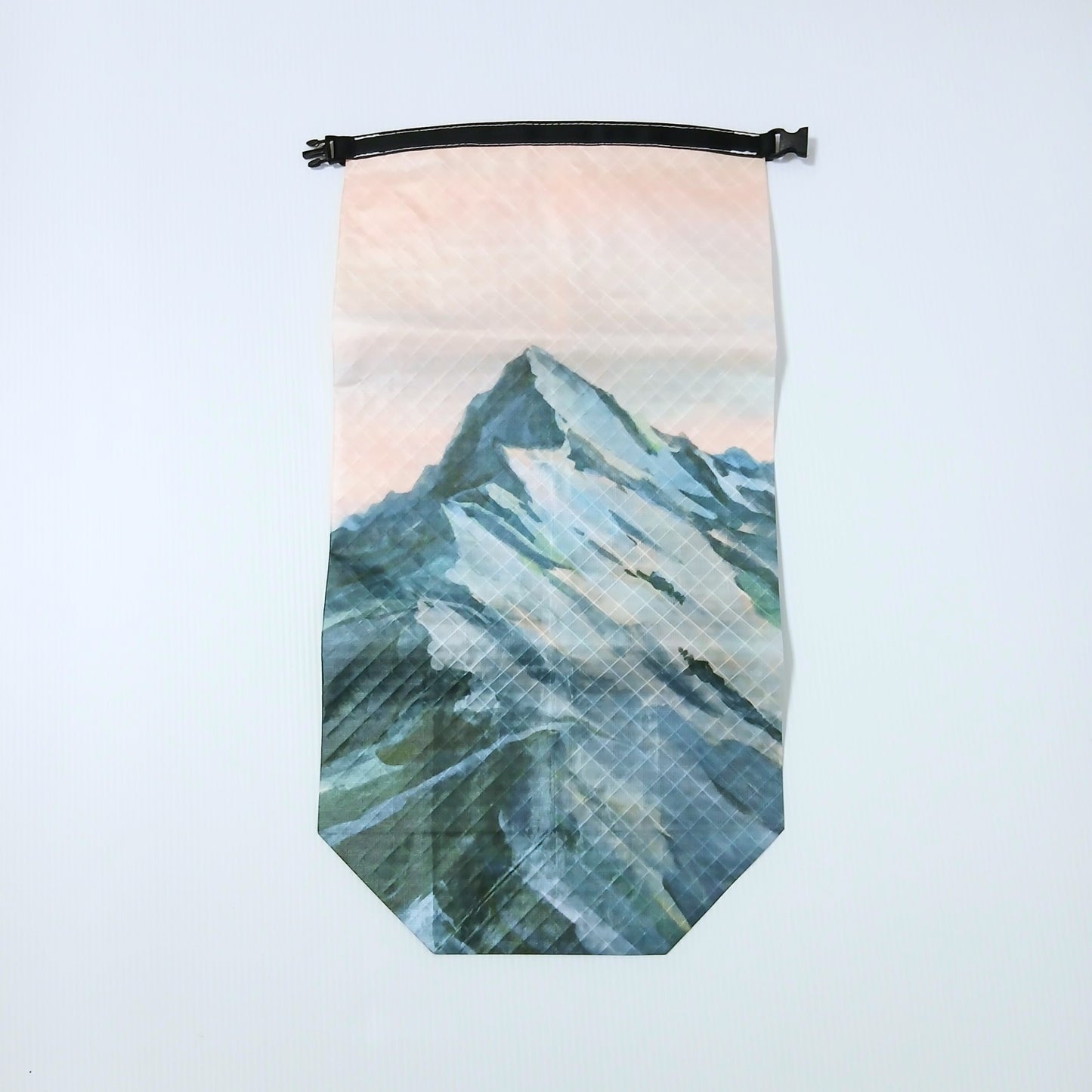 High Tail Designs 4.5L Stuff Sack ロールトップスタッフサック Mountain Glow（Hannah Beimborn） ピーチ色に染まる朝焼けの空へ、雪を残した青灰色の岩稜がせり上がる水彩画柄の実物写真 - 山道具とULギアのお店 Ascend Lite