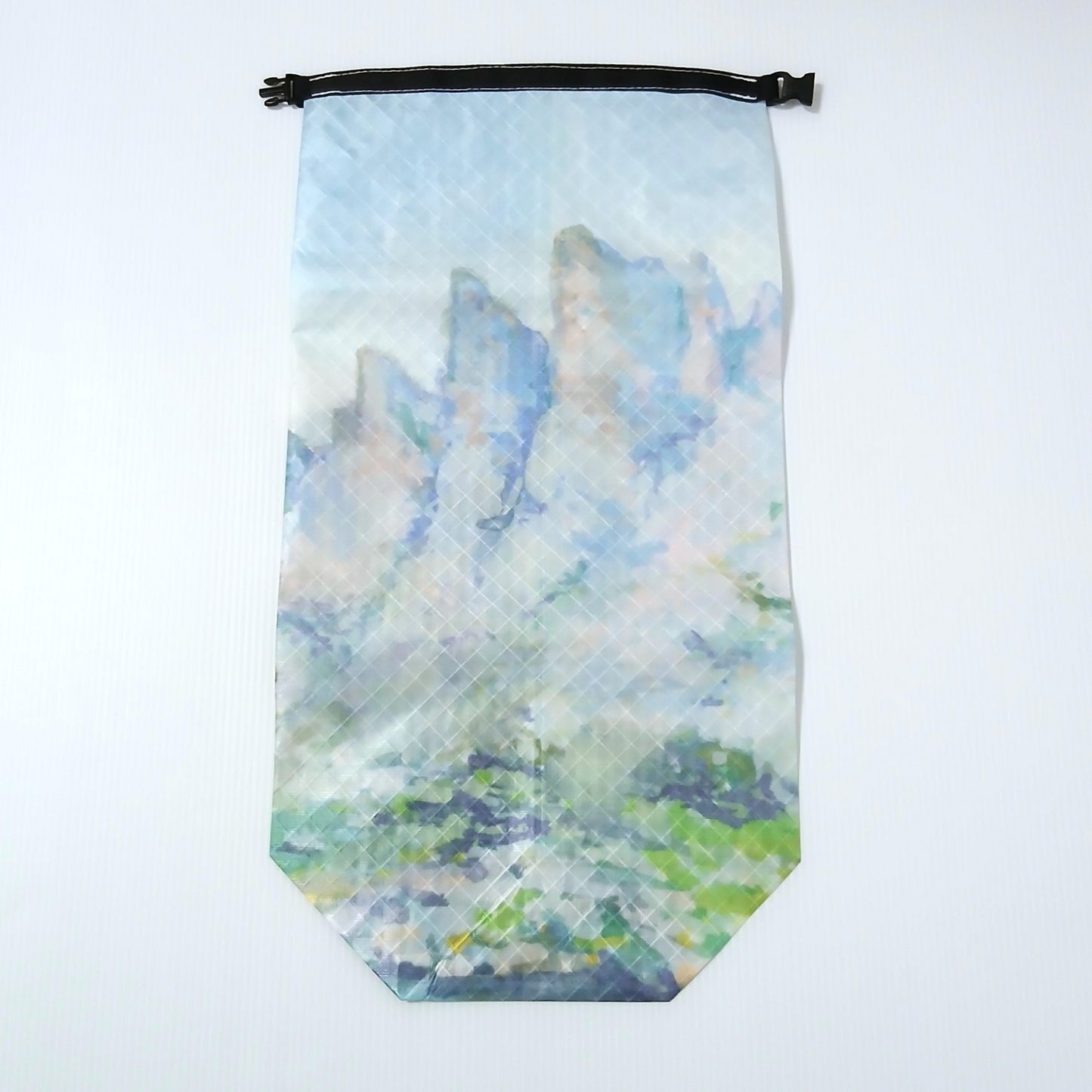 High Tail Designs 4.5L Stuff Sack ロールトップスタッフサック Sky Pond（Hannah Beimborn） 霞んだ水色の空に尖った岩峰が並び、裾に緑の草地と水辺を置いた淡く滲む水彩画柄の実物写真 - 山道具とULギアのお店 Ascend Lite