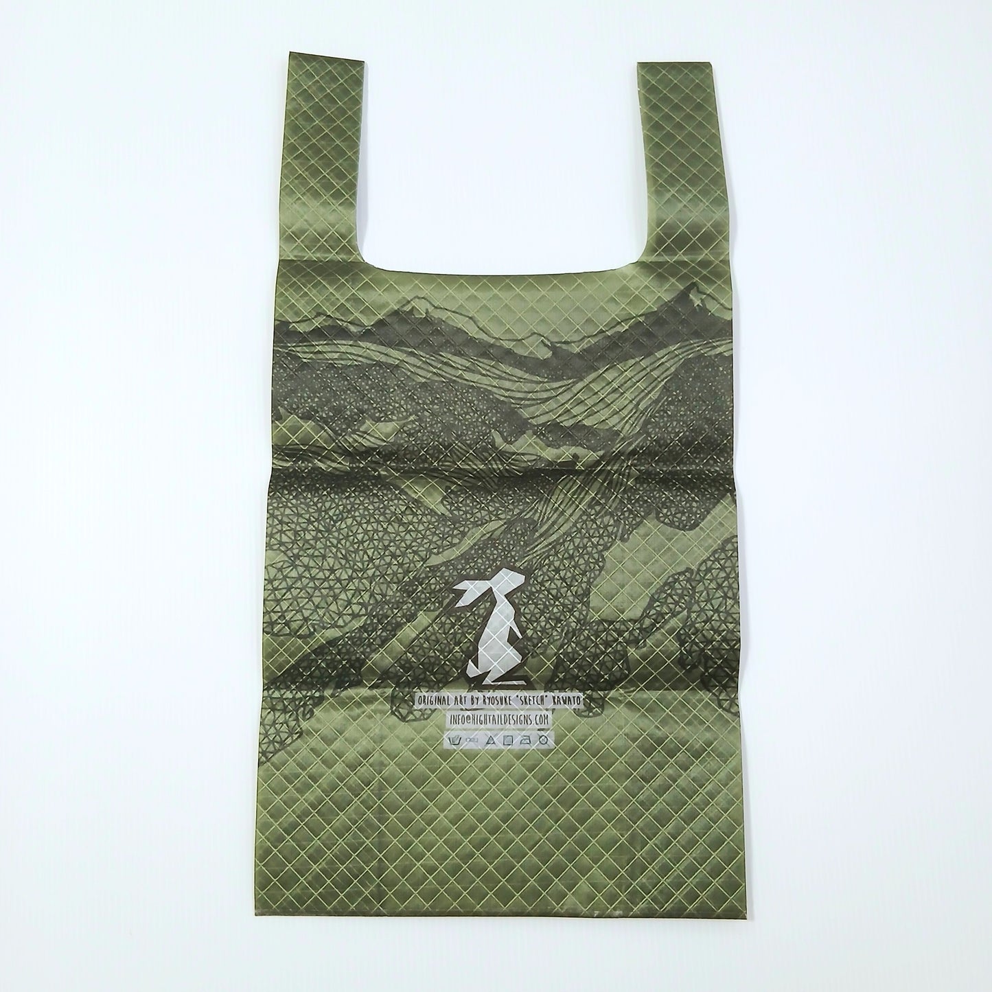 High Tail Designs TX Small Shopping Bag ショッピングバッグ S Low Poly オリーブ地に濃緑の山並みと湖を三角形のローポリ画法で描いた風景柄。中央に白い折り紙調のうさぎのブランドロゴとアーティストクレジット印字のケアタグ、幅広ハンドルの平置き正面全体の実物写真 - 山道具とULギアのお店 Ascend Lite