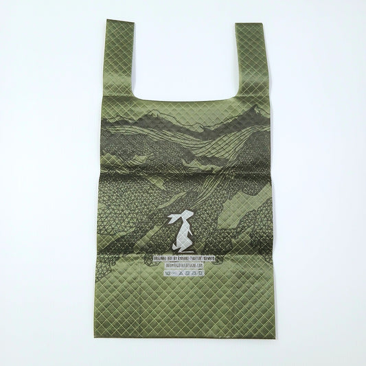High Tail Designs TX Small Shopping Bag ショッピングバッグ S Low Poly オリーブ地に濃緑の山並みと湖を三角形のローポリ画法で描いた風景柄。中央に白い折り紙調のうさぎのブランドロゴとアーティストクレジット印字のケアタグ、幅広ハンドルの平置き正面全体の実物写真 - 山道具とULギアのお店 Ascend Lite