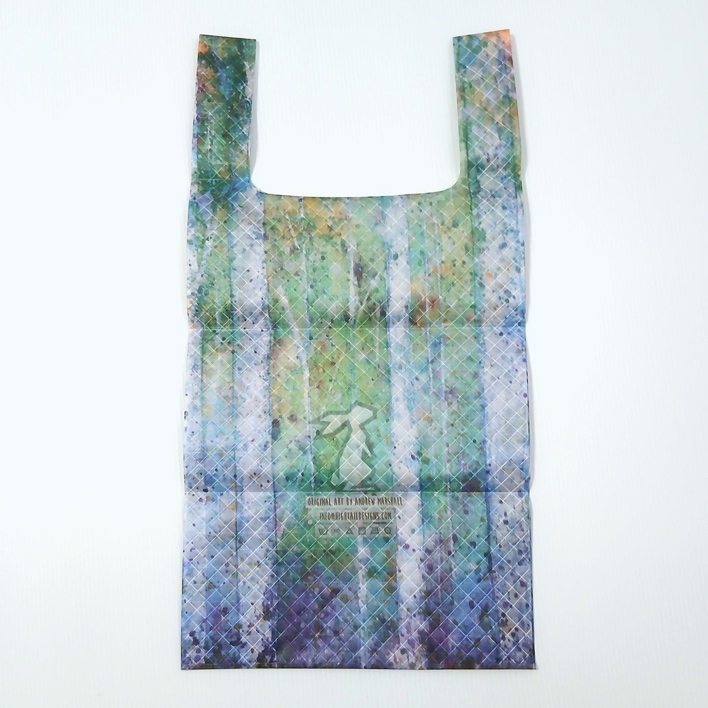 High Tail Designs TX Small Shopping Bag ショッピングバッグ S Twilight 上部の苔緑から下部の青紫へ移ろう薄暮のような水彩柄で、白い縦筋と斜め45°のクロスプライ格子が浮かぶ。中央に白い折り紙調のうさぎのブランドロゴとアーティストクレジット印字、幅広ハンドルの平置き正面全体の実物写真 - 山道具とULギアのお店 Ascend Lite