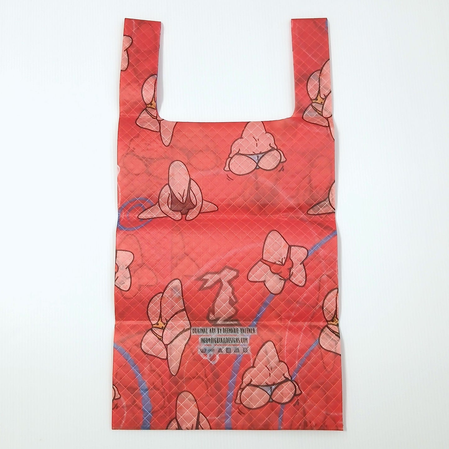 High Tail Designs TX Small Shopping Bag ショッピングバッグ S Sexy Starfish 朱赤の地に水着姿のピンクのヒトデと青い波線を大きく描いた漫画調の柄。中央に地色へ溶け込むグレーのうさぎのブランドロゴと洗濯表示付きケアタグ、横幅の広い幅広ハンドルの平置き正面全体の実物写真 - 山道具とULギアのお店 Ascend Lite