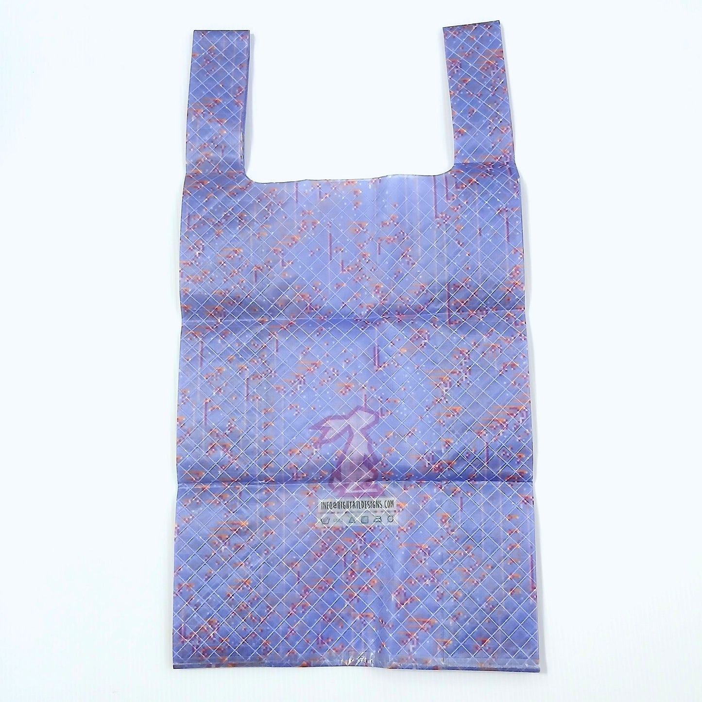 High Tail Designs TX Small Shopping Bag ショッピングバッグ S Rain 5 ラベンダーブルーの地に赤錆色の縦線と斑が降る柄、斜め45°のクロスプライ格子が全面に浮かぶ。中央に淡紫のうさぎのブランドロゴと緑のケアタグ、幅広ハンドルの平置き正面全体の実物写真 - 山道具とULギアのお店 Ascend Lite
