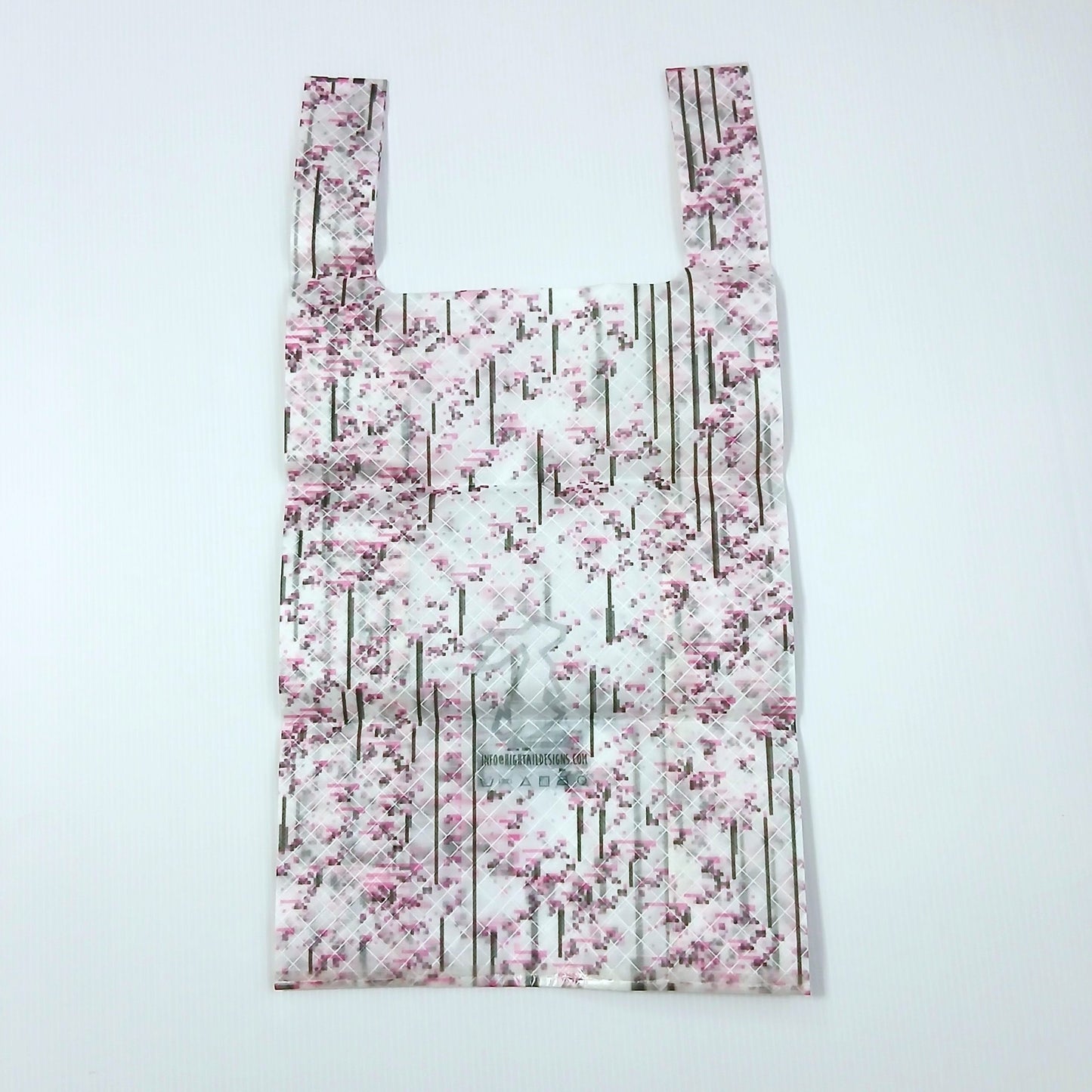 High Tail Designs TX Small Shopping Bag ショッピングバッグ S Rain 2 白地にピンクと墨色の細い縦線や粒が雨のように降る柄で、桜が散った水面のような印象。中央に淡色のうさぎのブランドロゴとケアタグを写した平置き正面全体の実物写真 - 山道具とULギアのお店 Ascend Lite