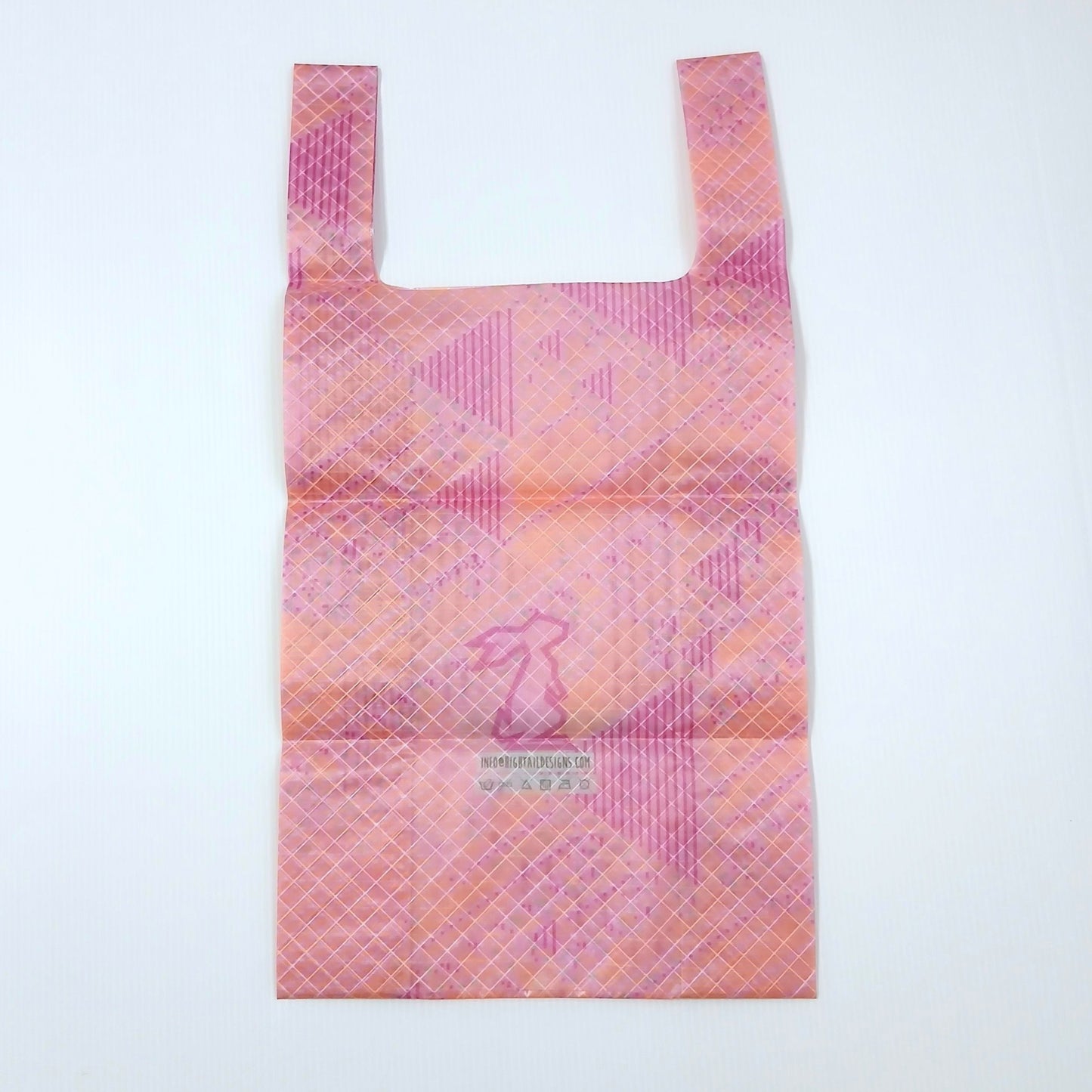 High Tail Designs TX Small Shopping Bag ショッピングバッグ S Delta 7 サーモンピンク地に濃いローズの三角パッチが斜めに重なる幾何柄。中央にローズのうさぎのブランドロゴとケアタグ、斜め45°の格子が透ける幅広ハンドルの平置き正面全体の実物写真 - 山道具とULギアのお店 Ascend Lite