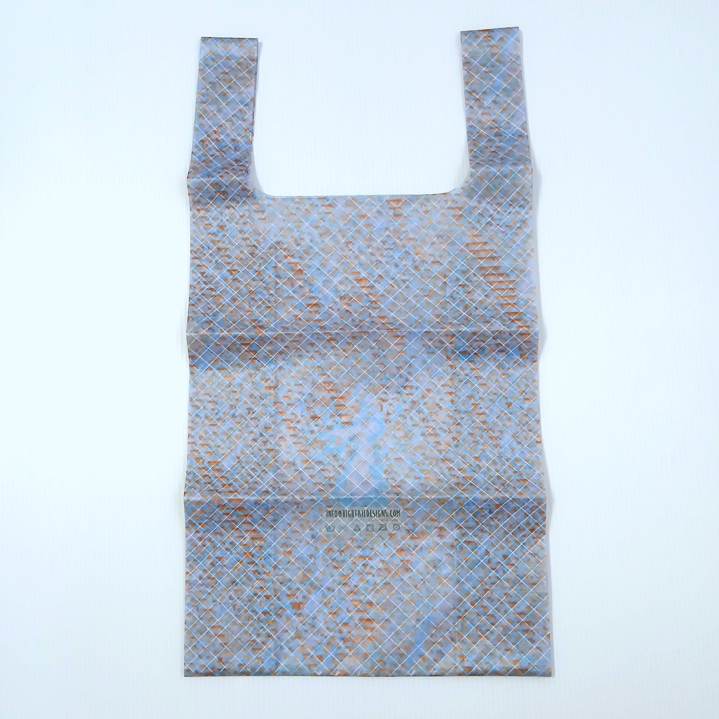 High Tail Designs TX Small Shopping Bag ショッピングバッグ S Alluvium 12 グレーがかった水色の地に赤錆色と青の細かなダッシュがまだらに散る柄。全体に細かい折りジワが残り、中央下の地色へ溶け込むうさぎのブランドロゴとケアタグを写した平置き正面全体の実物写真 - 山道具とULギアのお店 Ascend Lite