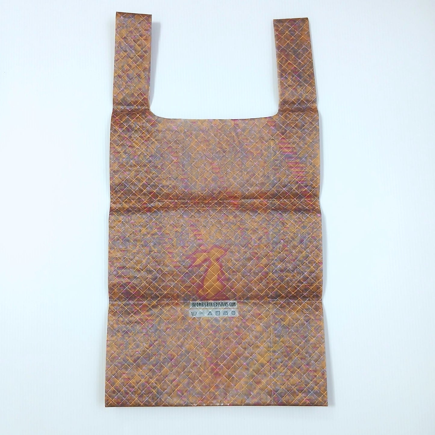 High Tail Designs TX Small Shopping Bag ショッピングバッグ S Alluvium 7 黄土色の地に赤紫と朱の細かな斜めダッシュが密に重なる柄。中央に淡黄のうさぎのブランドロゴと水色のケアタグ、横一文字の折り目が残る幅広ハンドルの平置き正面全体の実物写真 - 山道具とULギアのお店 Ascend Lite