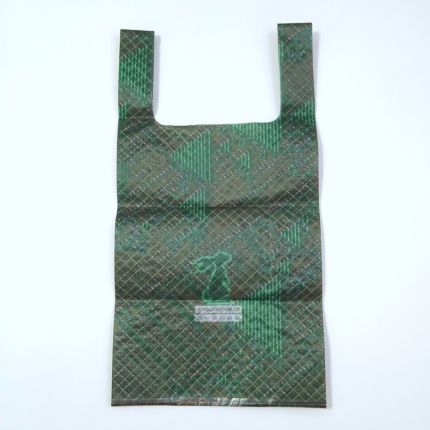 High Tail Designs TX Small Shopping Bag ショッピングバッグ S Delta 4 深緑とオリーブの地に鮮やかな緑の三角パッチが斜めに重なる幾何柄。中央に緑のうさぎのブランドロゴと白いケアタグ、横一文字の折り目が残る幅広ハンドルの平置き正面全体の実物写真 - 山道具とULギアのお店 Ascend Lite
