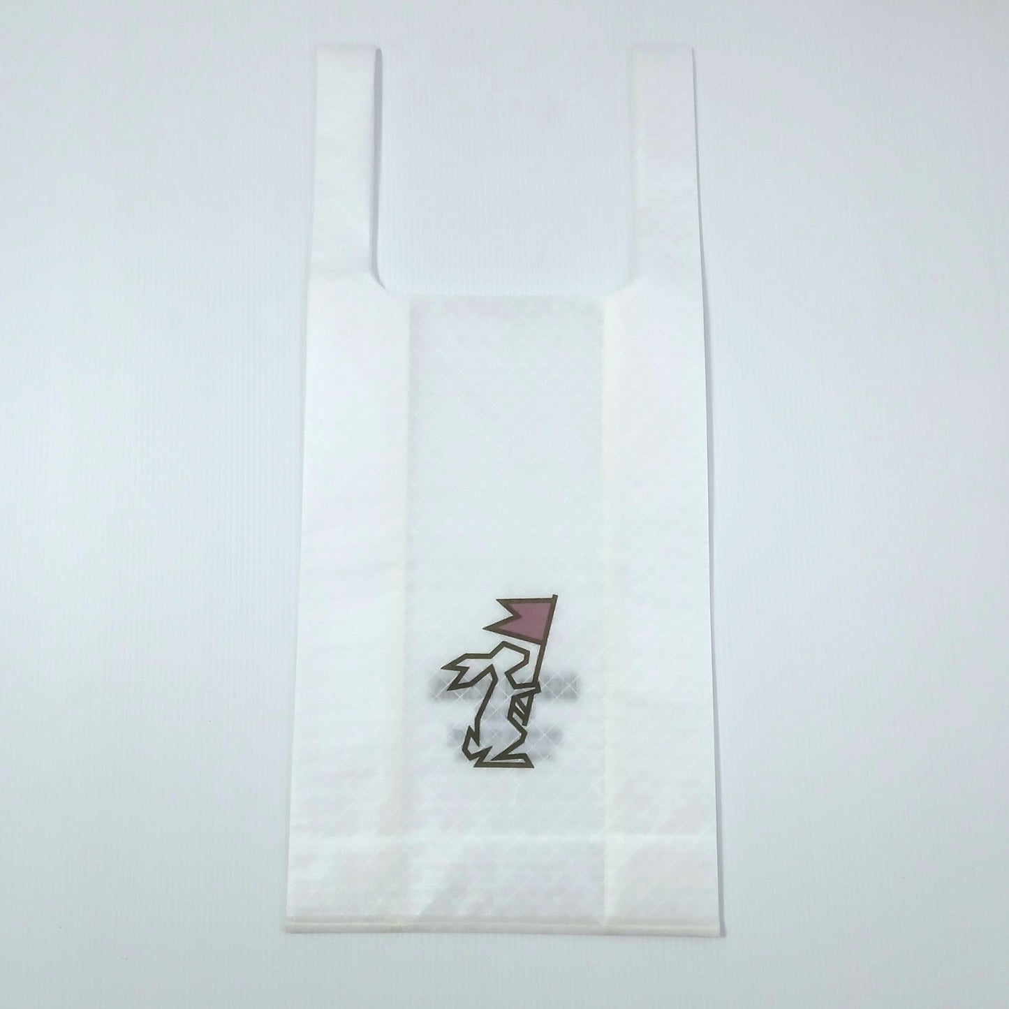 High Tail Designs TX Small Shopping Bag ショッピングバッグ S Plain TX50 半透明の白無地に、くすんだ赤の旗を掲げた黒線のうさぎのブランドロゴを中央プリント。細身ハンドルで横幅が絞られた縦長シルエットの平置き正面全体と、裏から透けるケアタグの実物写真 - 山道具とULギアのお店 Ascend Lite